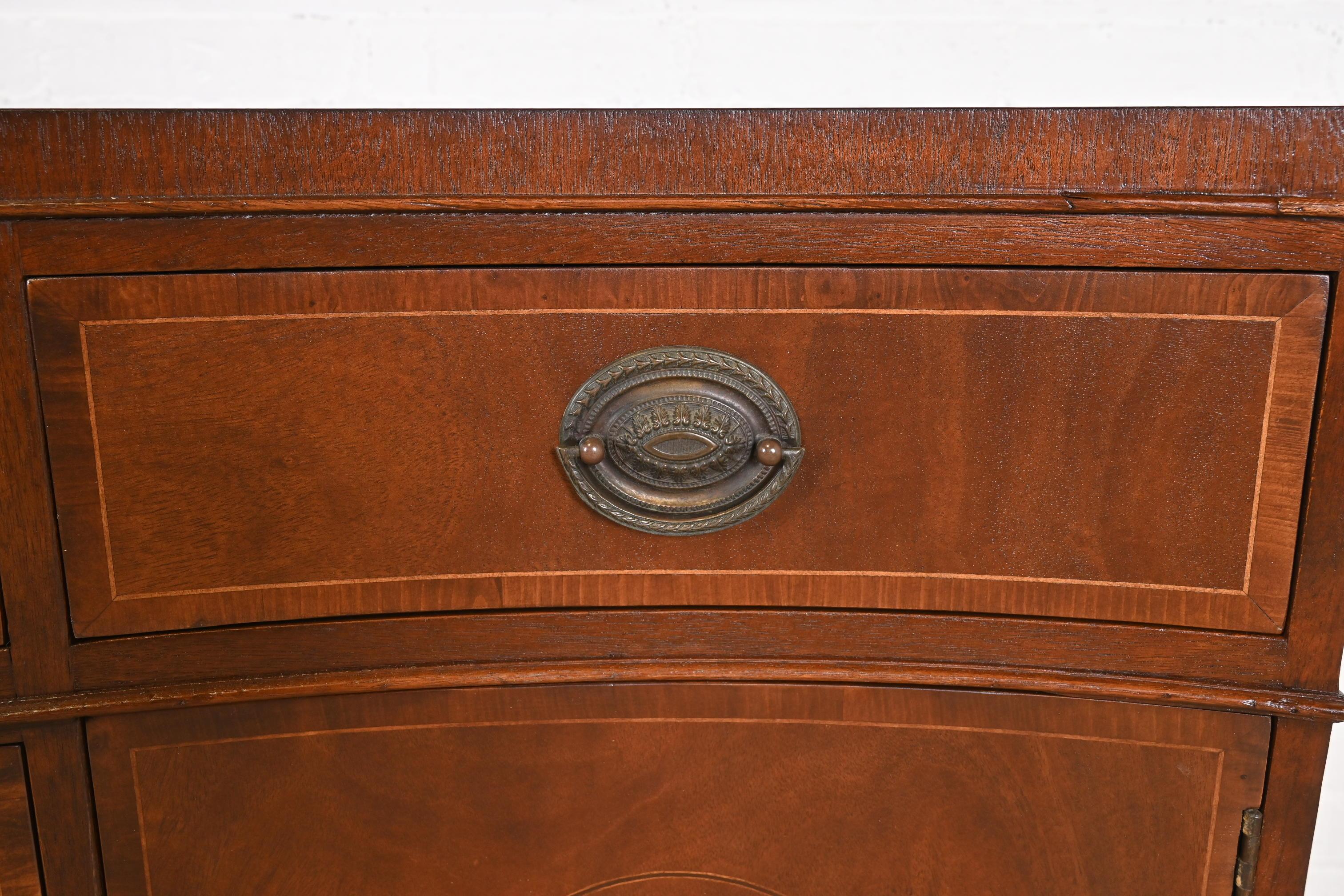 Baker Furniture Credenza con fronte a serpentina in mogano Georgian Flame in vendita 1