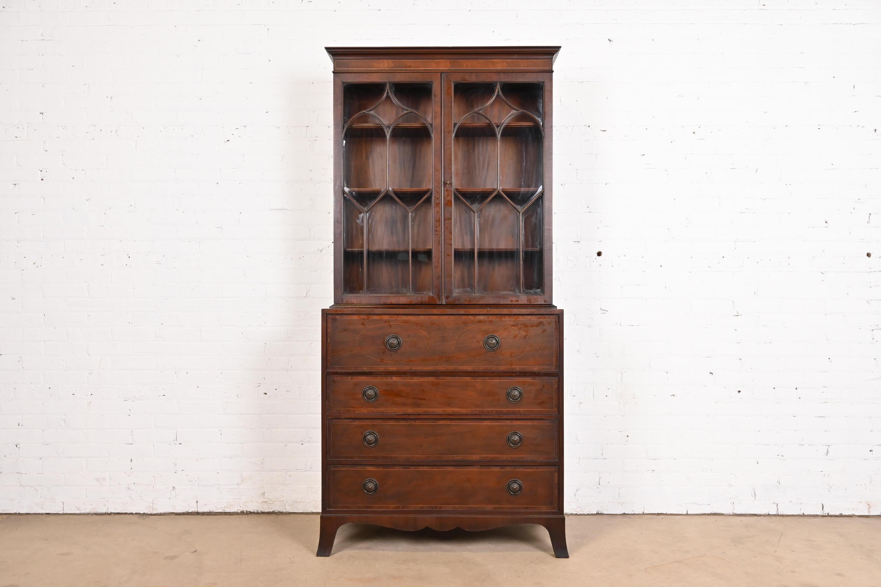 Un bellissimo scrittoio in stile georgiano o Feder con scrivania a ribalta e mobile libreria.

Da Baker Furniture

USA, circa anni '1960

Splendido mogano, con intarsio di corde in legno di raso, ferramenta originale in ottone, piano della scrivania