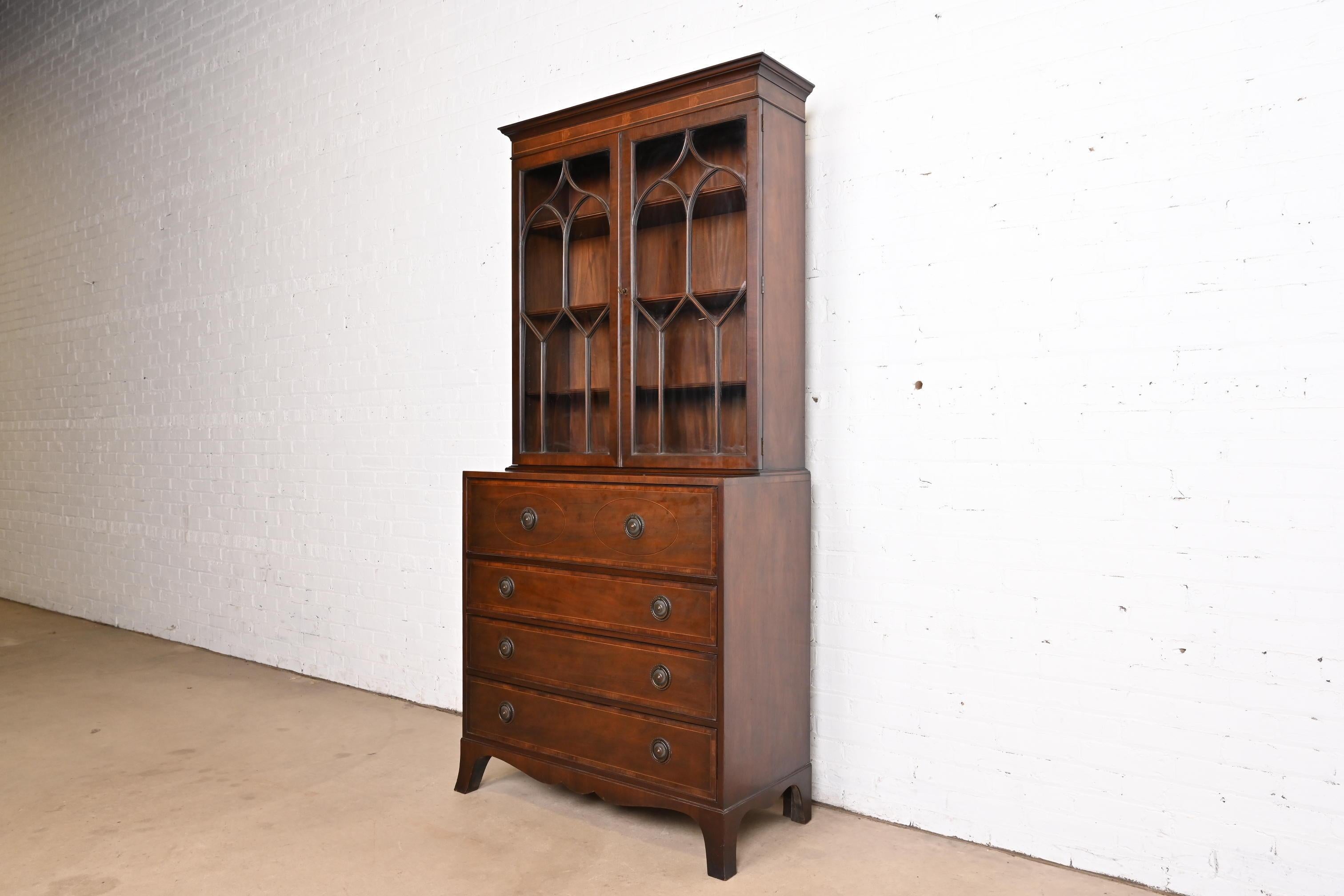 Americano Baker Furniture Bureau georgiano in mogano intarsiato con libreria e scrivania in vendita