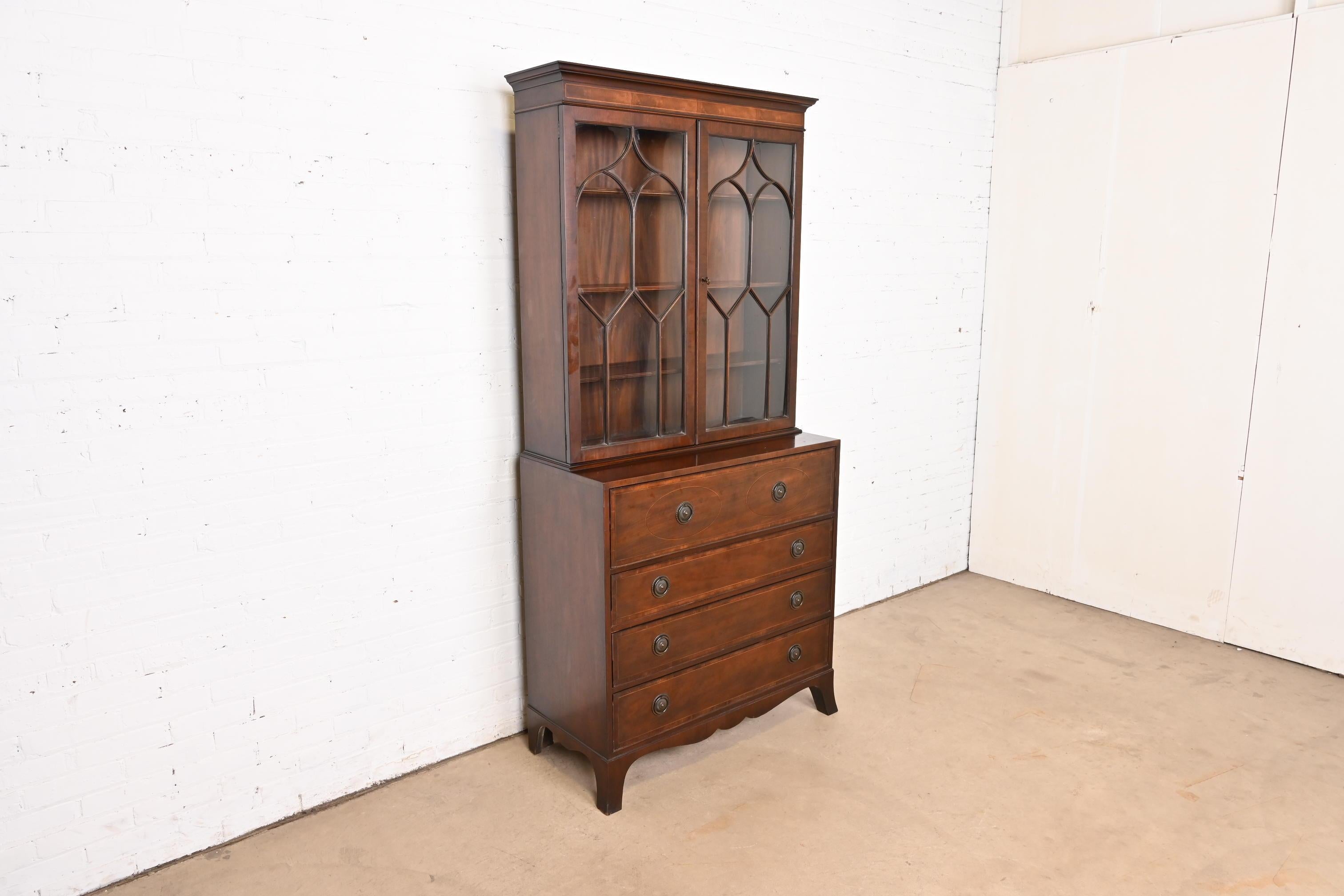 Baker Furniture Bureau georgiano in mogano intarsiato con libreria e scrivania In condizioni buone in vendita a South Bend, IN