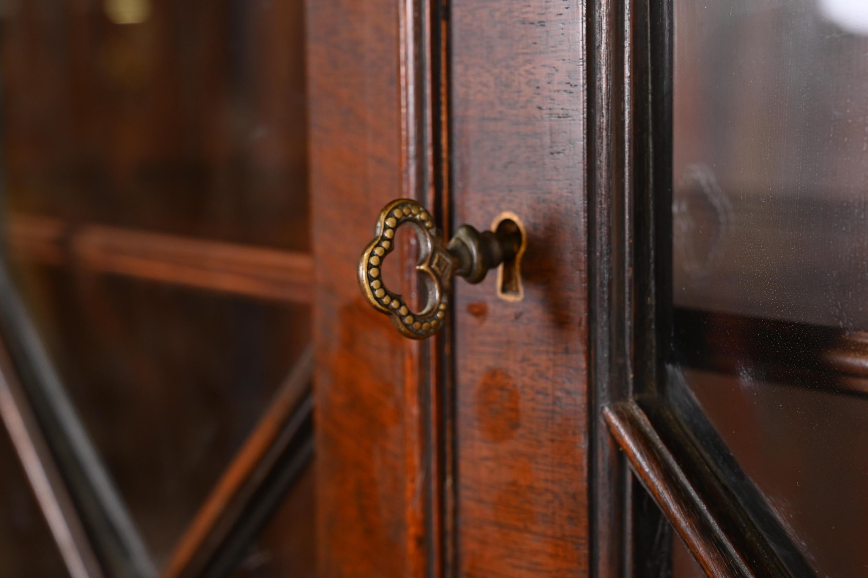Ottone Baker Furniture Bureau georgiano in mogano intarsiato con libreria e scrivania in vendita