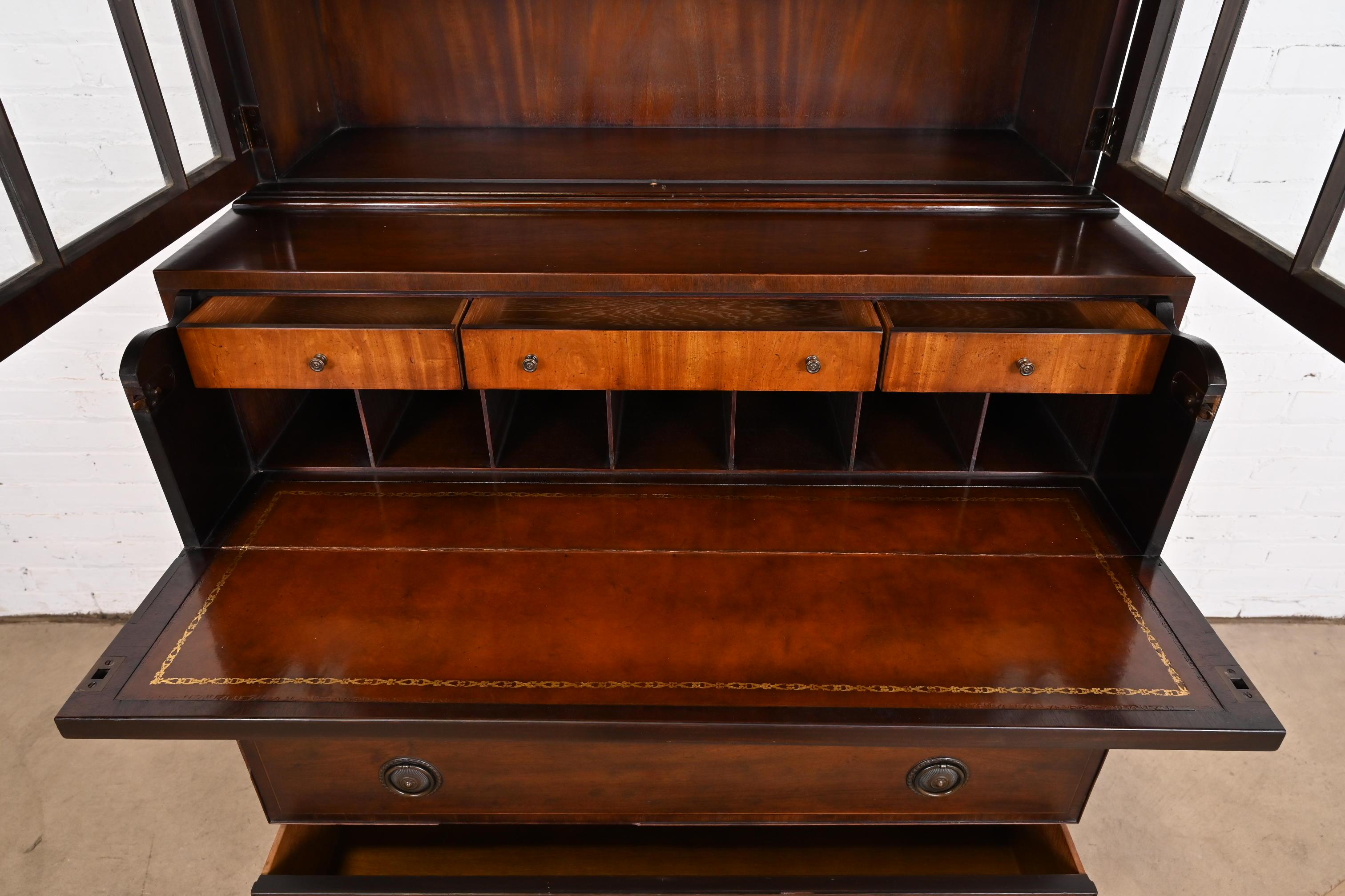 Baker Furniture Bureau georgiano in mogano intarsiato con libreria e scrivania in vendita 1