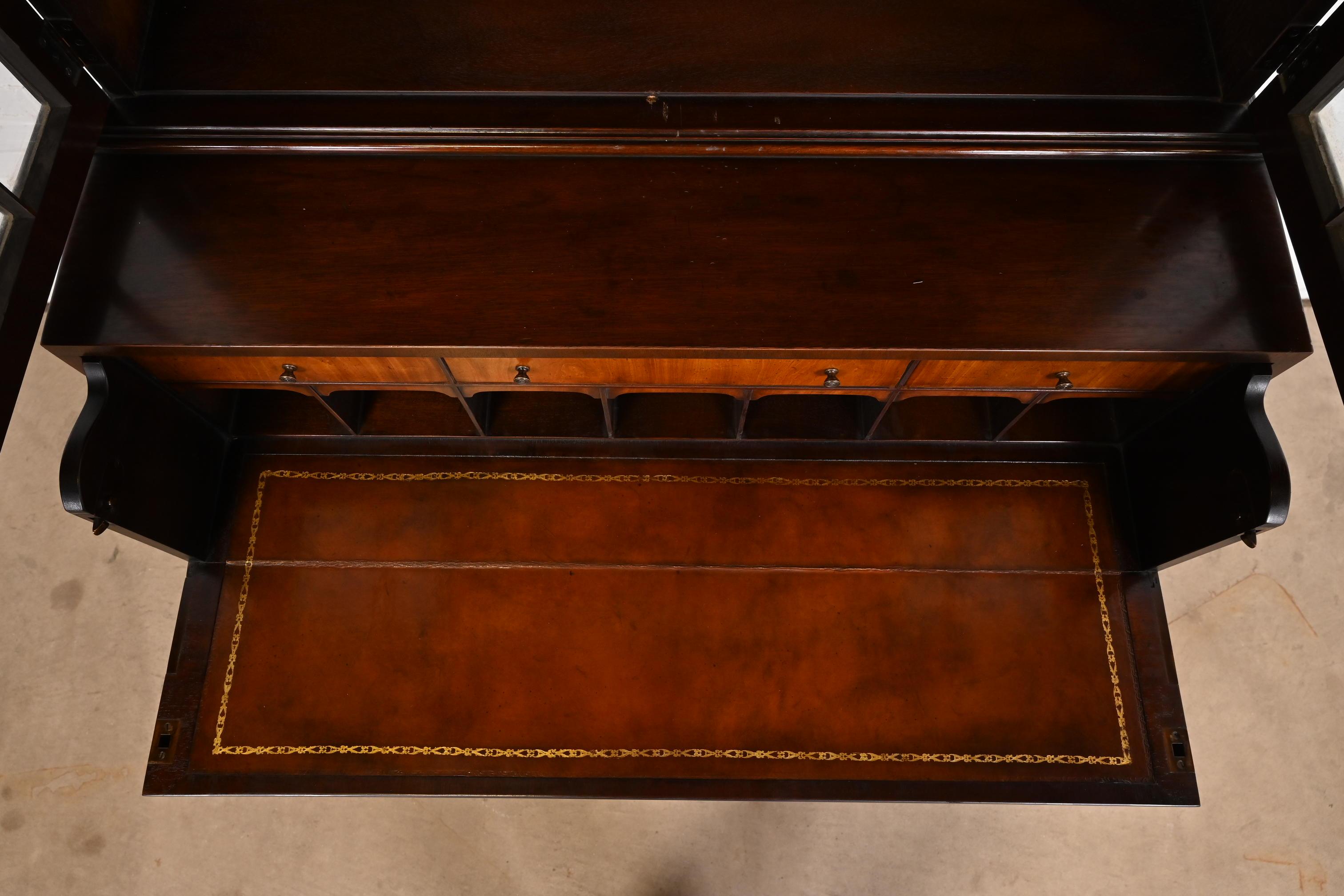 Baker Furniture Bureau georgiano in mogano intarsiato con libreria e scrivania in vendita 2