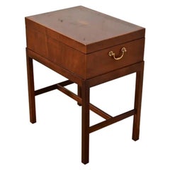 Baker Furniture - Coffre en acajou incrusté de style géorgien sur pied - Table d
appoint Baker Furniture - Coffre en acajou incrusté de style géorgien sur pied - Table d
appoint