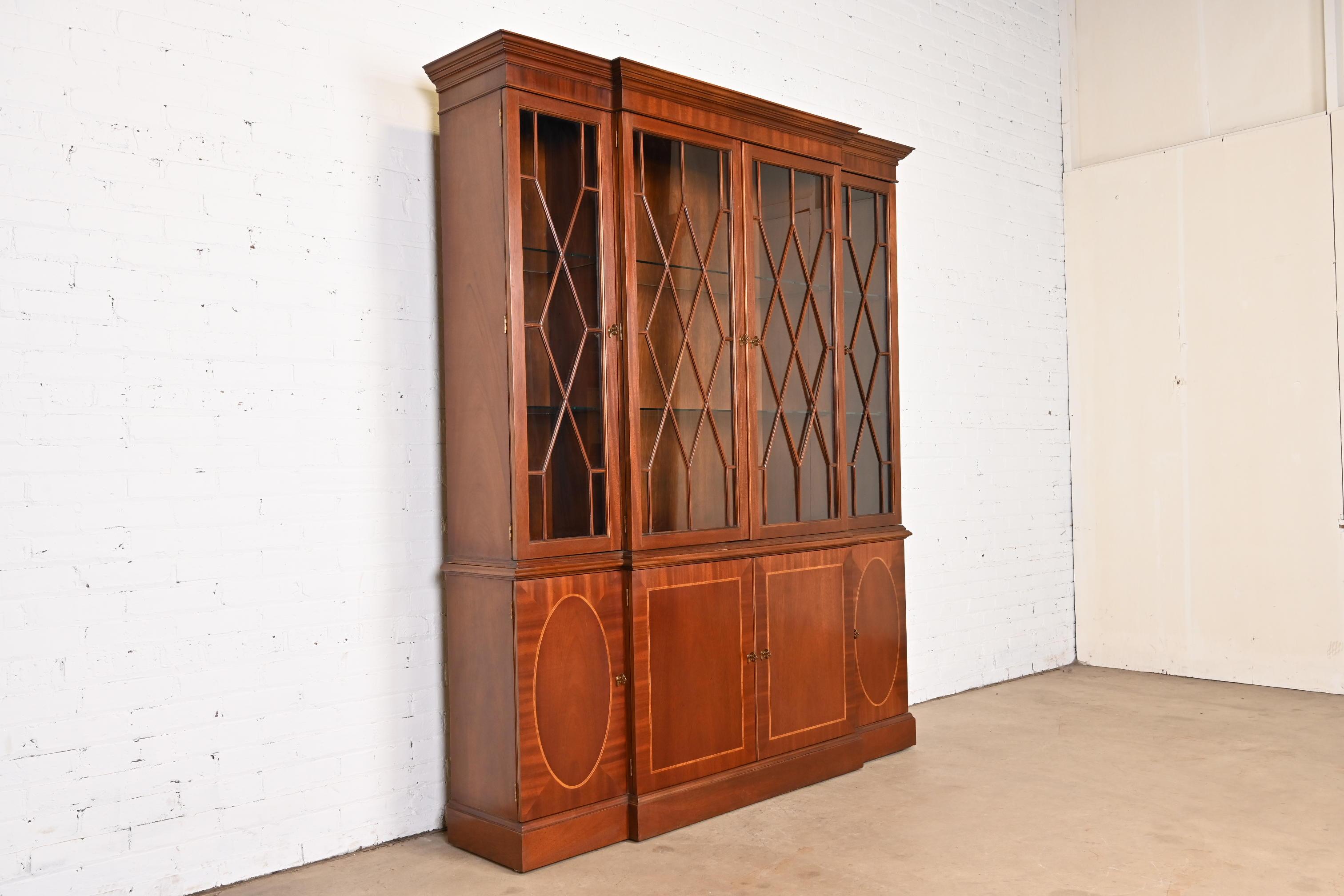 Baker Furniture Georgian Inlaid Mahogany Lighted Breakfront Bookcase Cabinet In Good Condition In South Bend, IN