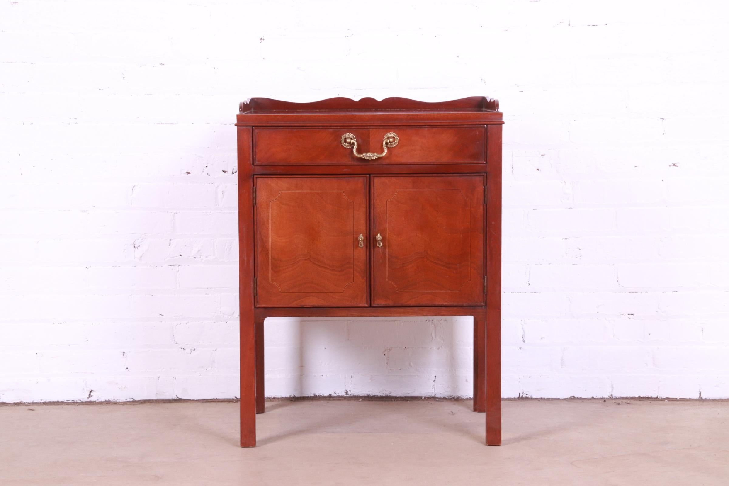 A gorgeous Georgian or Chippendale style nightstand or side table

By Baker Furniture

USA, Circa 1980s

Measures: 22.38