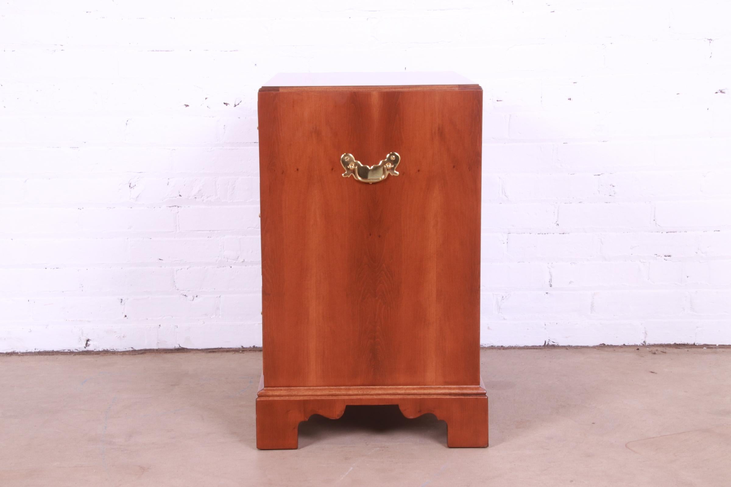 Baker Furniture Georgian Mahogany and Yew Wood Commode or Bachelor Chest For Sale 12