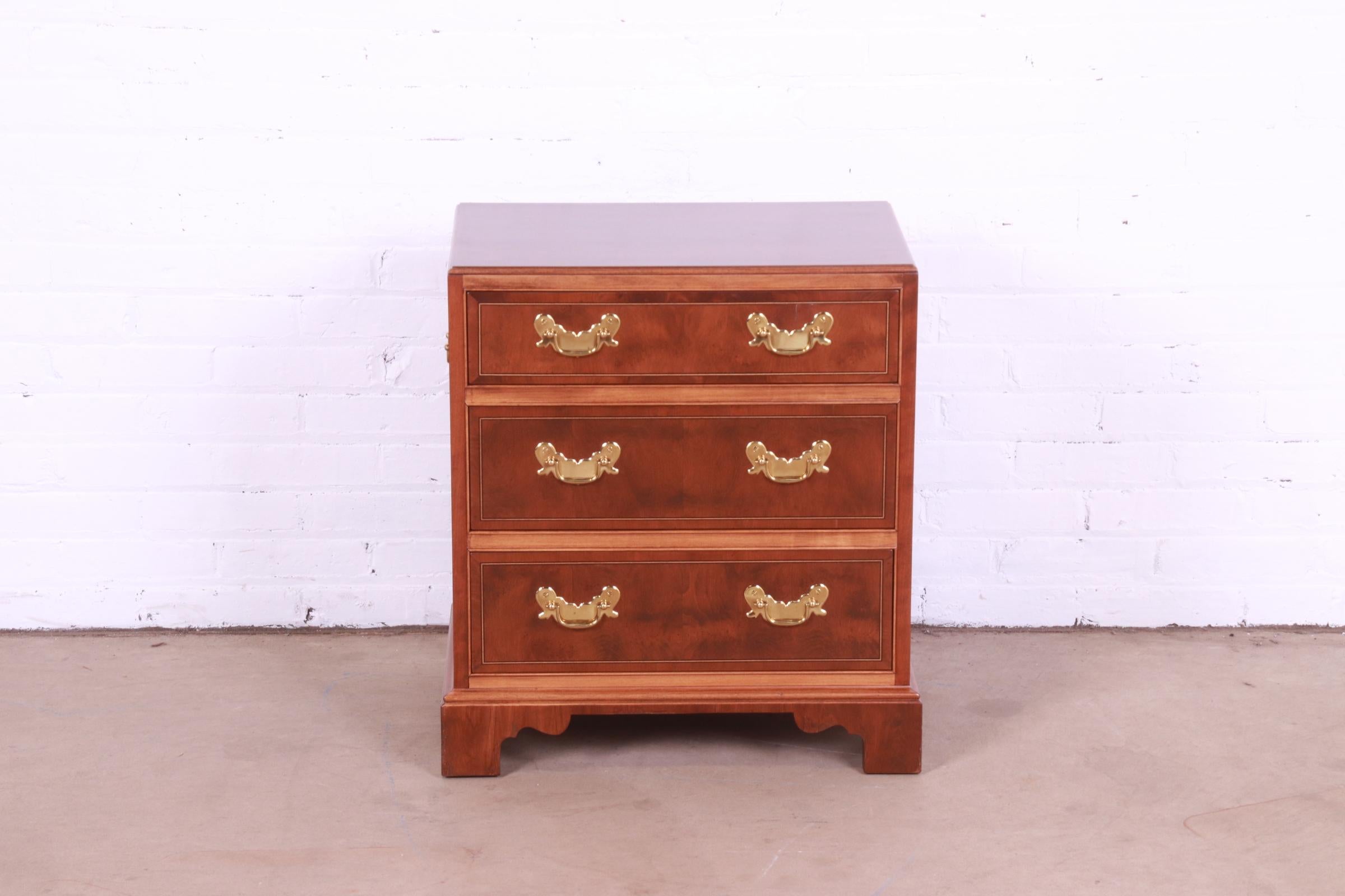 A beautiful Georgian style three-drawer commode or chest of drawers

By Baker Furniture

USA, Circa 1980s

Mahogany and yew wood, with original brass hardware.

Measures: 23