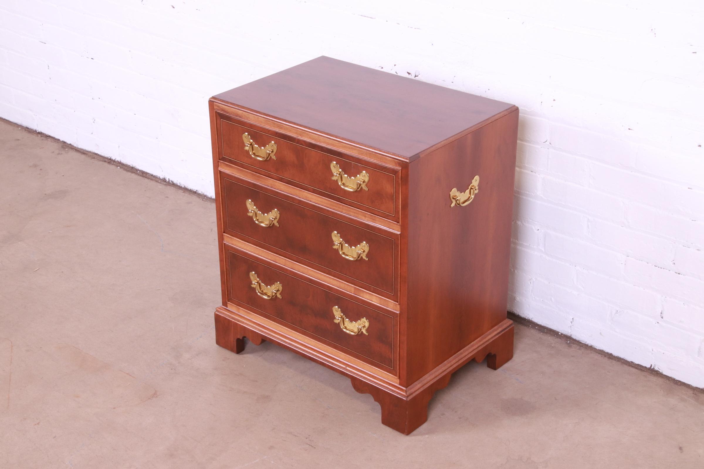 Baker Furniture Georgian Mahogany and Yew Wood Commode or Bachelor Chest In Good Condition For Sale In South Bend, IN