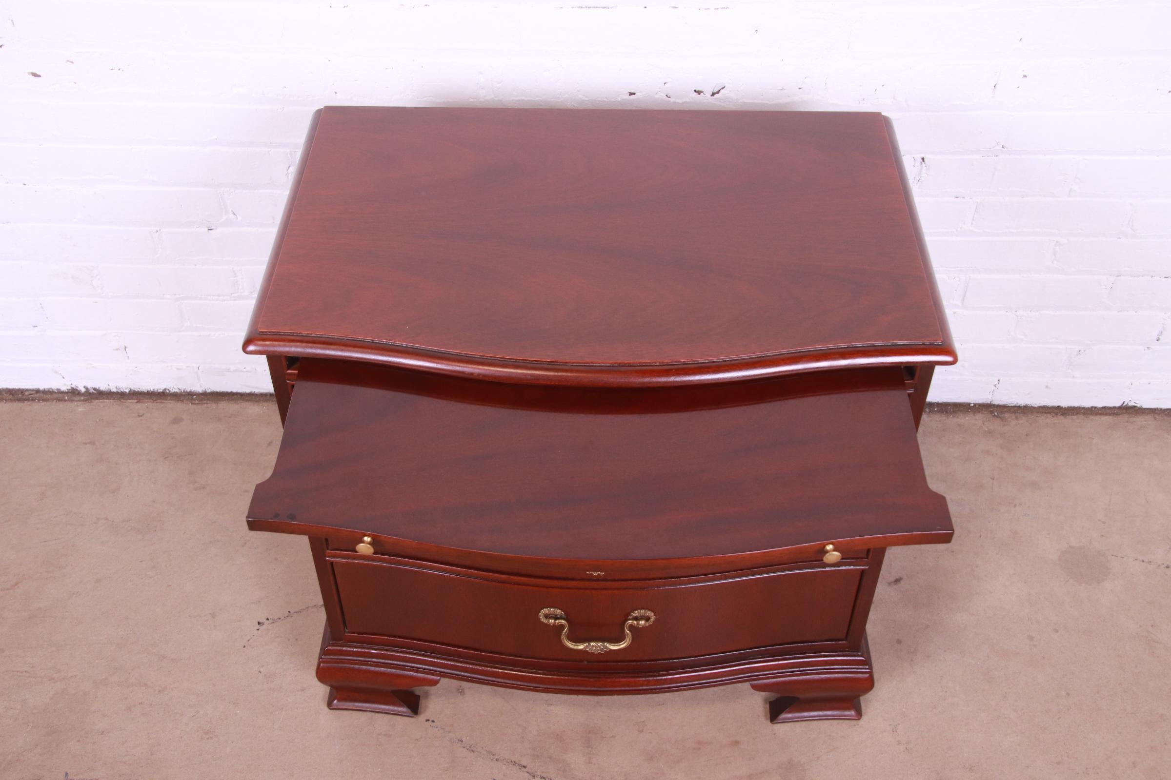 Baker Furniture Georgian Mahogany Bow Front Bedside Chest 9