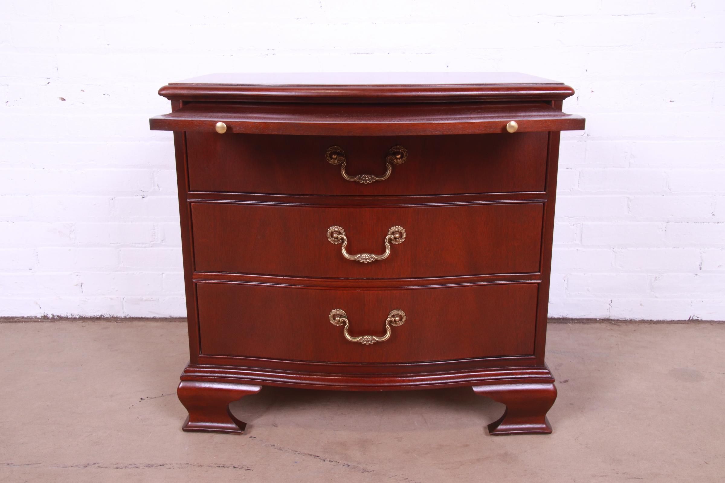 Baker Furniture Georgian Mahogany Bow Front Bedside Chest 10