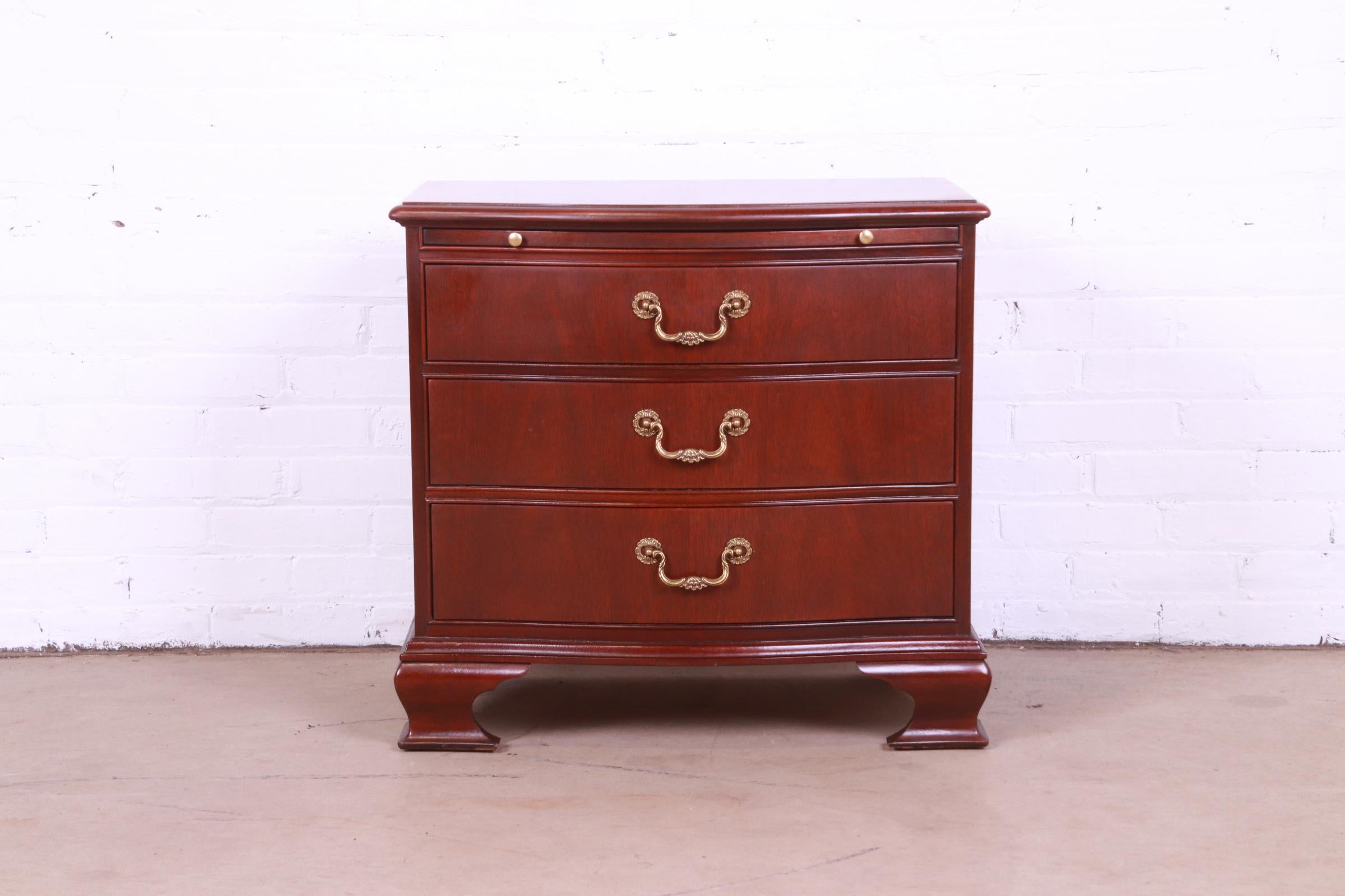 A beautiful Georgian or Chippendale style bow front three-drawer bachelor chest or nightstand

By Baker Furniture

USA, Circa 1980s

Mahogany, with original brass hardware.

Measures: 27