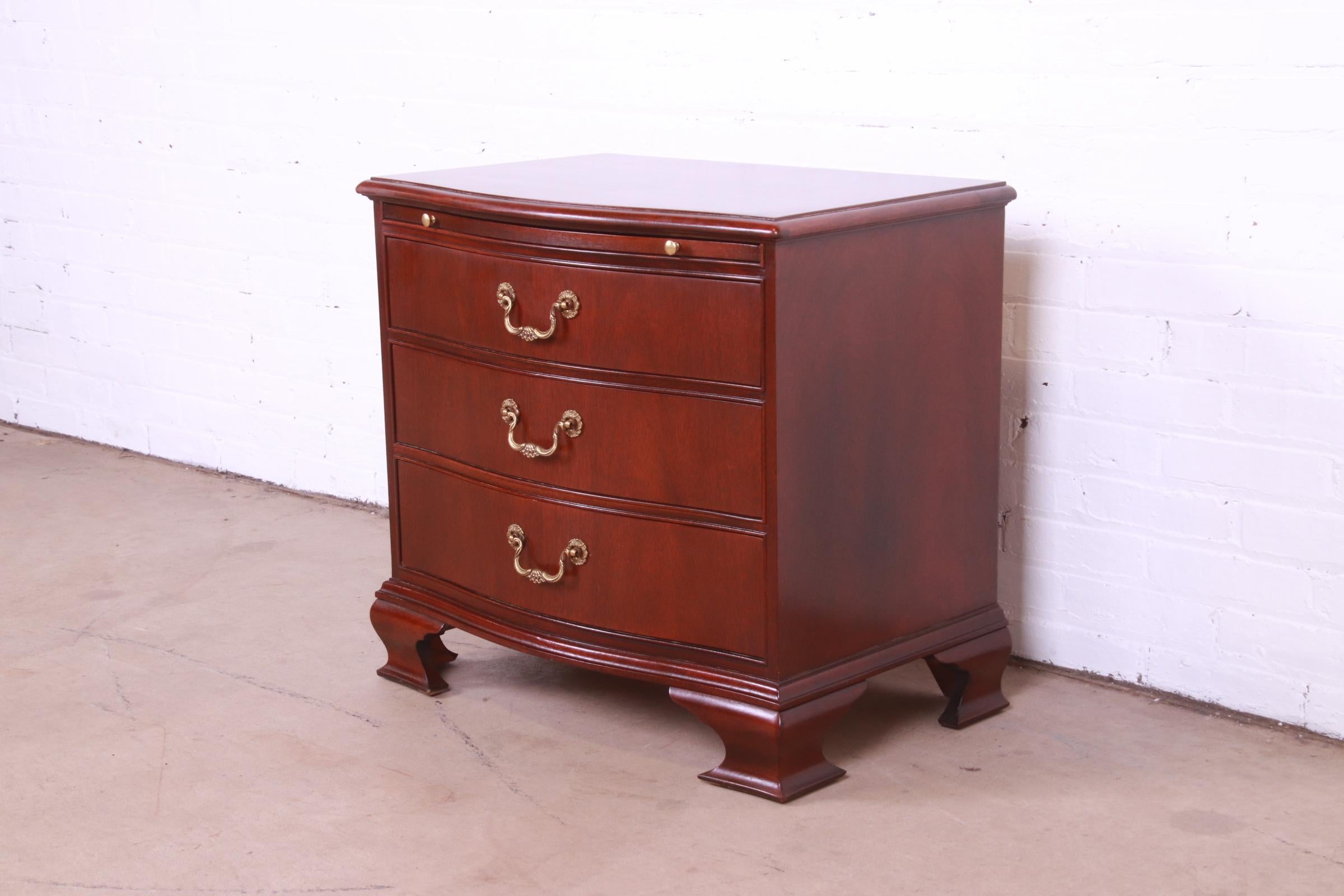 Baker Furniture Georgian Mahogany Bow Front Bedside Chest In Good Condition In South Bend, IN