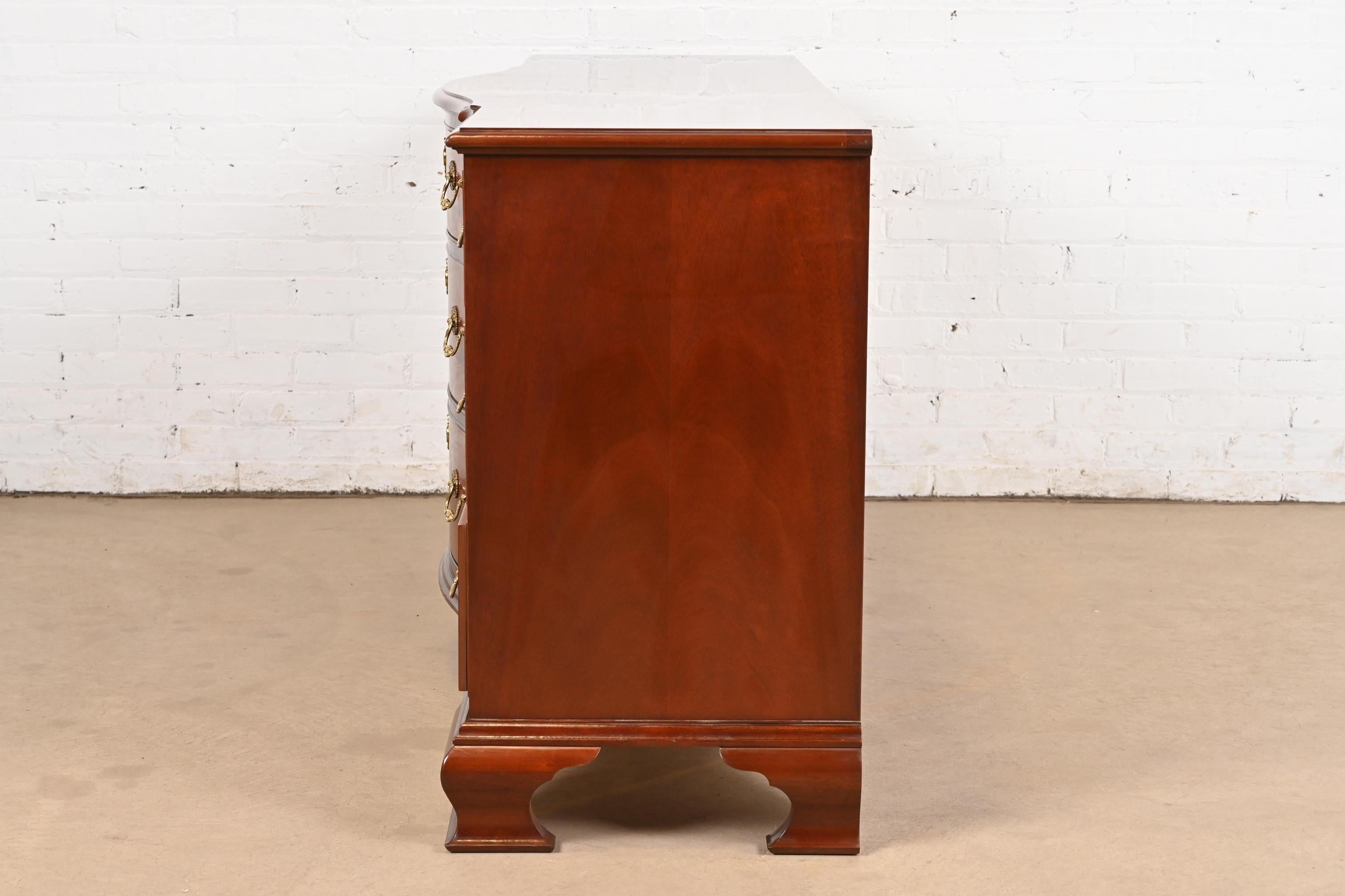 Baker Furniture Georgianische Mahagoni-Kommode oder Anrichte aus Mahagoni mit Bogenfront im Angebot 5