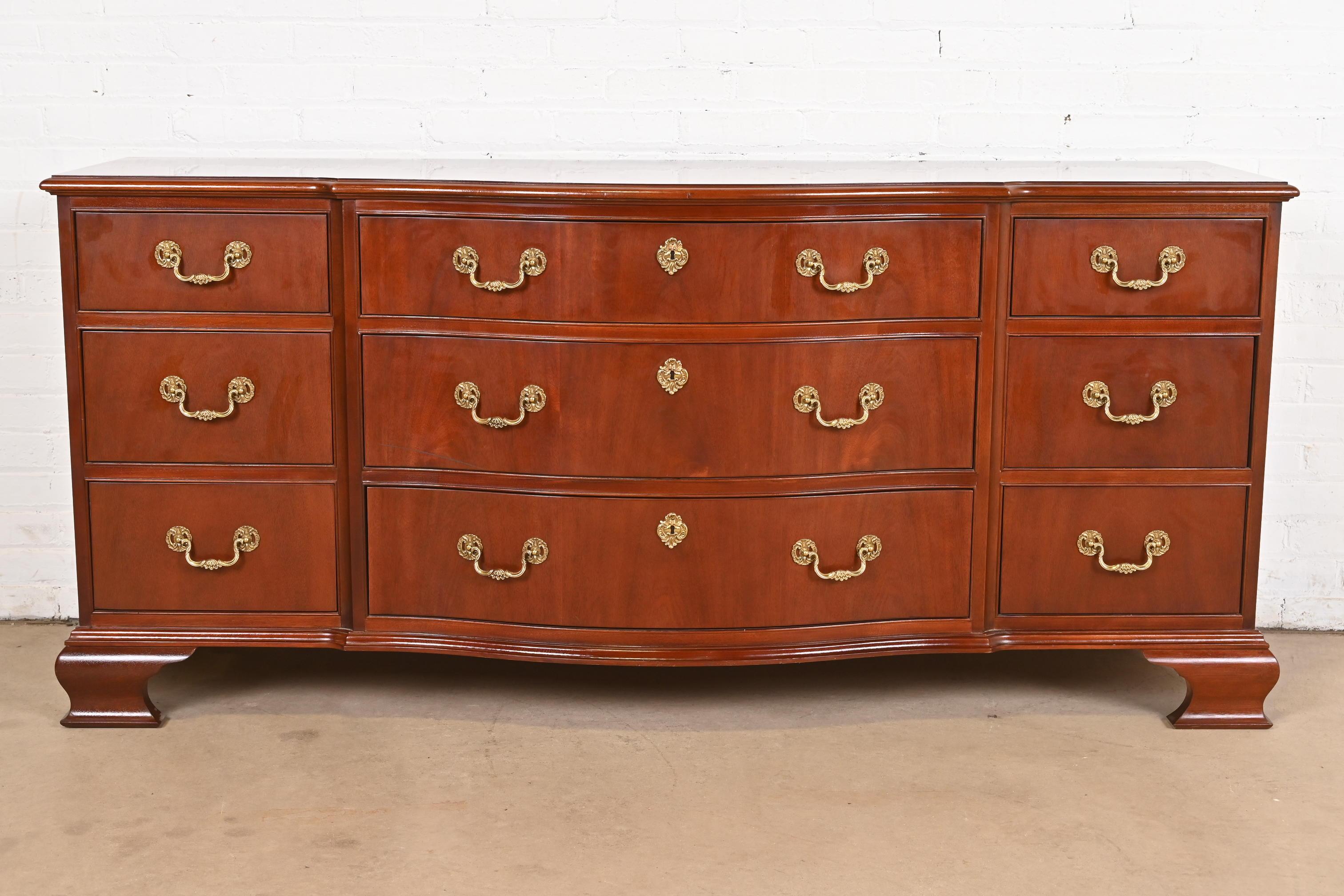 Eine außergewöhnliche dreifache Kommode oder Anrichte im georgianischen oder Chippendale-Stil

Von Baker Furniture

USA, ca. 1980er Jahre

Mahagoni geschnitzt, mit originalen Messingbeschlägen.

Maße: 71 