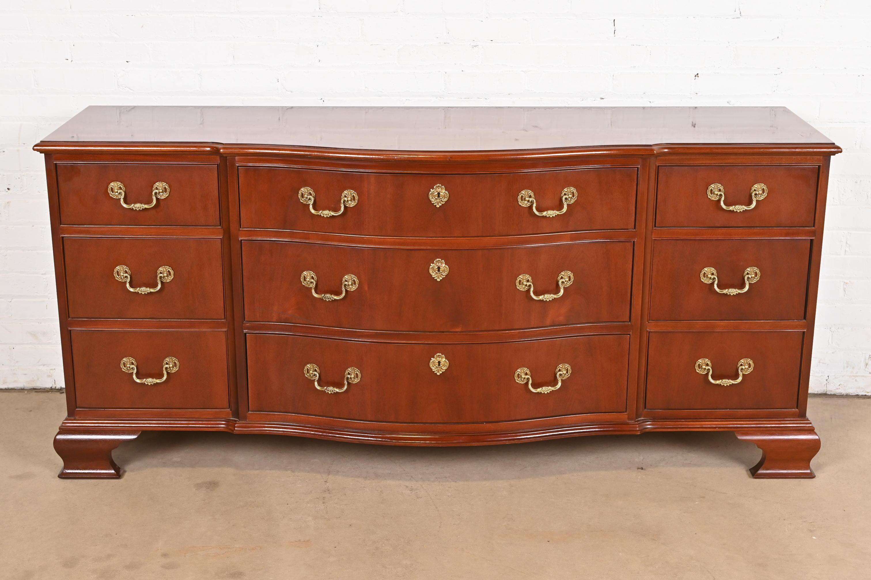 Baker Furniture Georgianische Mahagoni-Kommode oder Anrichte aus Mahagoni mit Bogenfront (amerikanisch) im Angebot