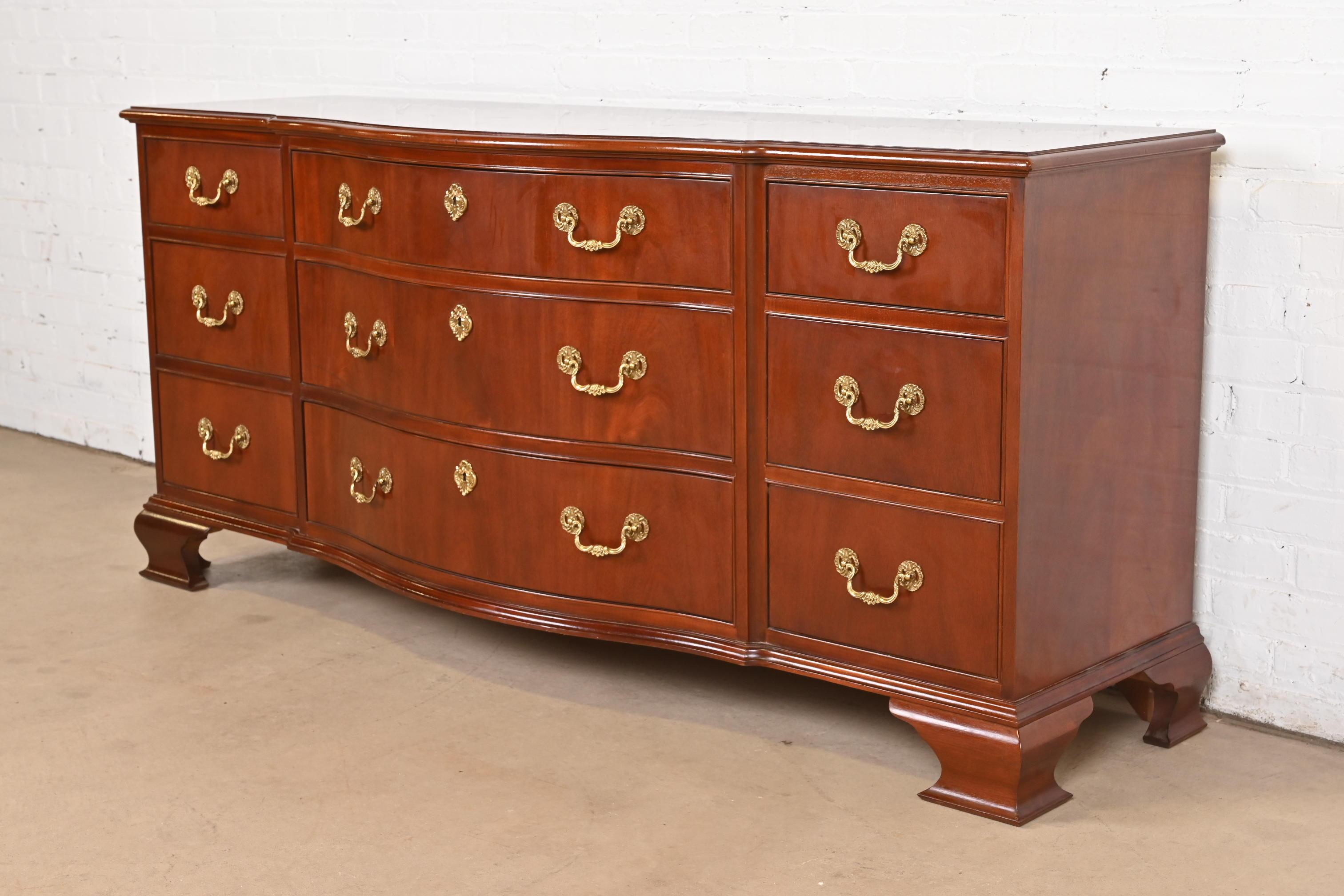 Baker Furniture Georgianische Mahagoni-Kommode oder Anrichte aus Mahagoni mit Bogenfront im Zustand „Gut“ im Angebot in South Bend, IN