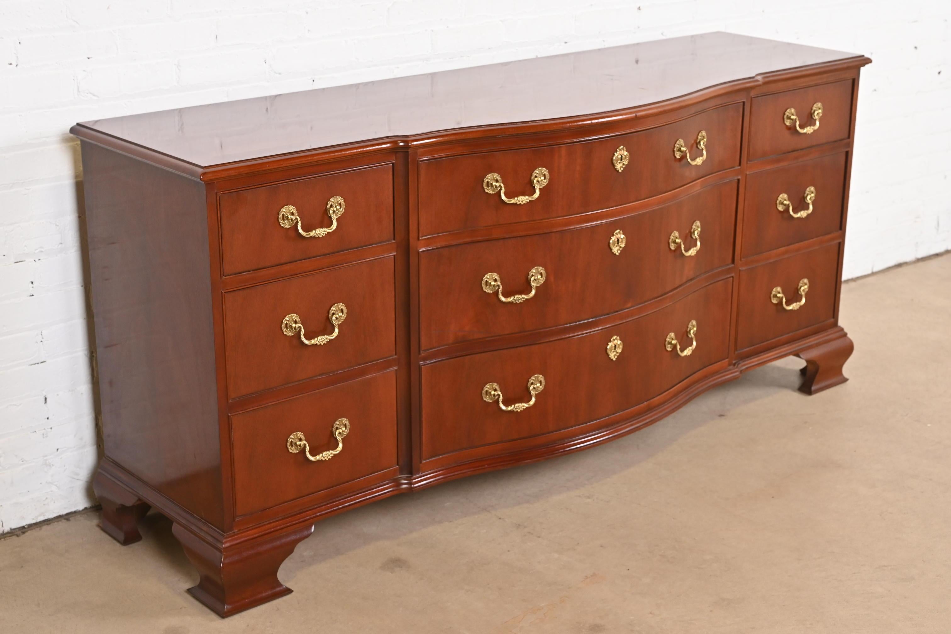 Baker Furniture Georgianische Mahagoni-Kommode oder Anrichte aus Mahagoni mit Bogenfront (Ende des 20. Jahrhunderts) im Angebot