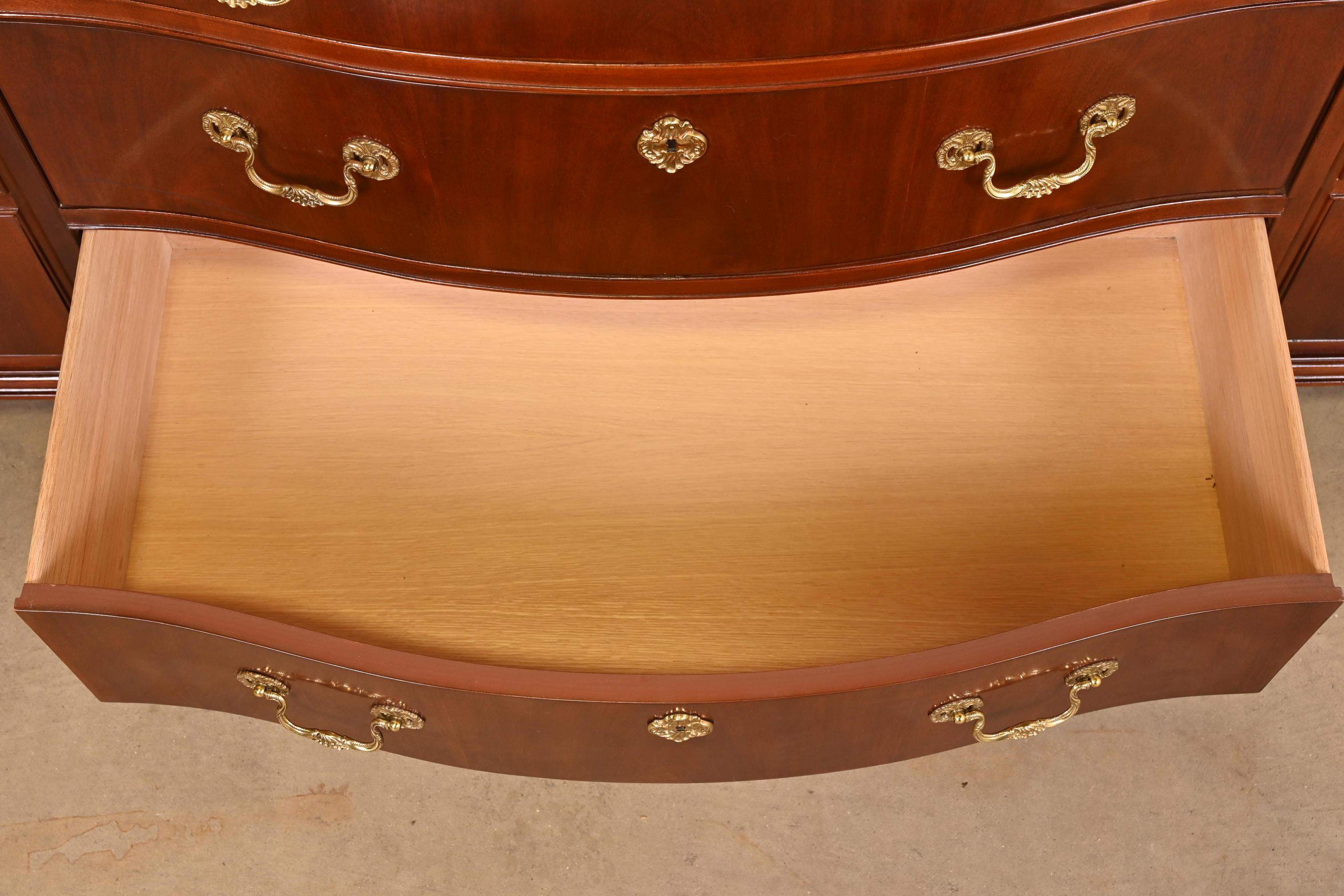 Baker Furniture Georgianische Mahagoni-Kommode oder Anrichte aus Mahagoni mit Bogenfront im Angebot 1