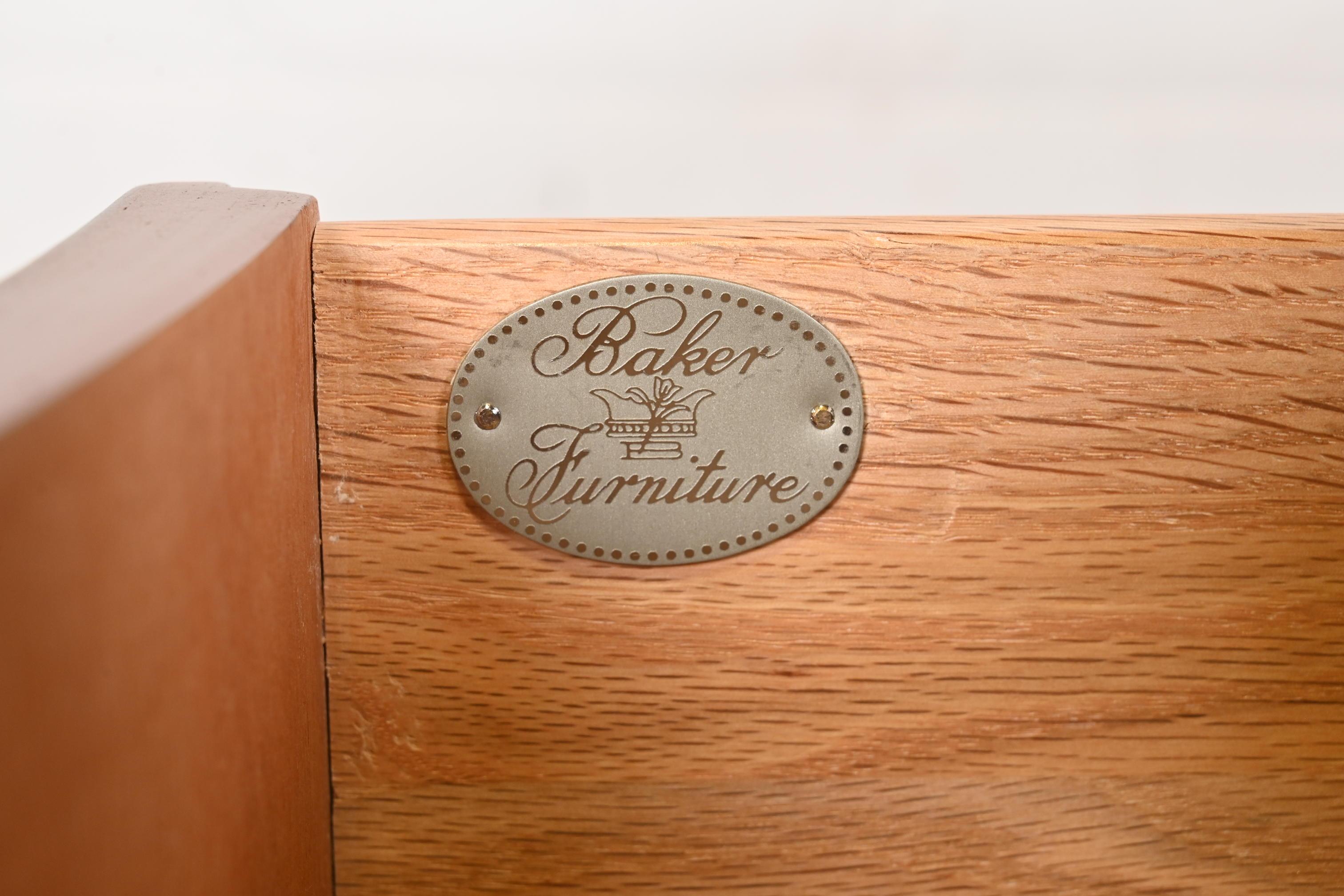Baker Furniture Georgianische Mahagoni-Kommode oder Anrichte aus Mahagoni mit Bogenfront im Angebot 3