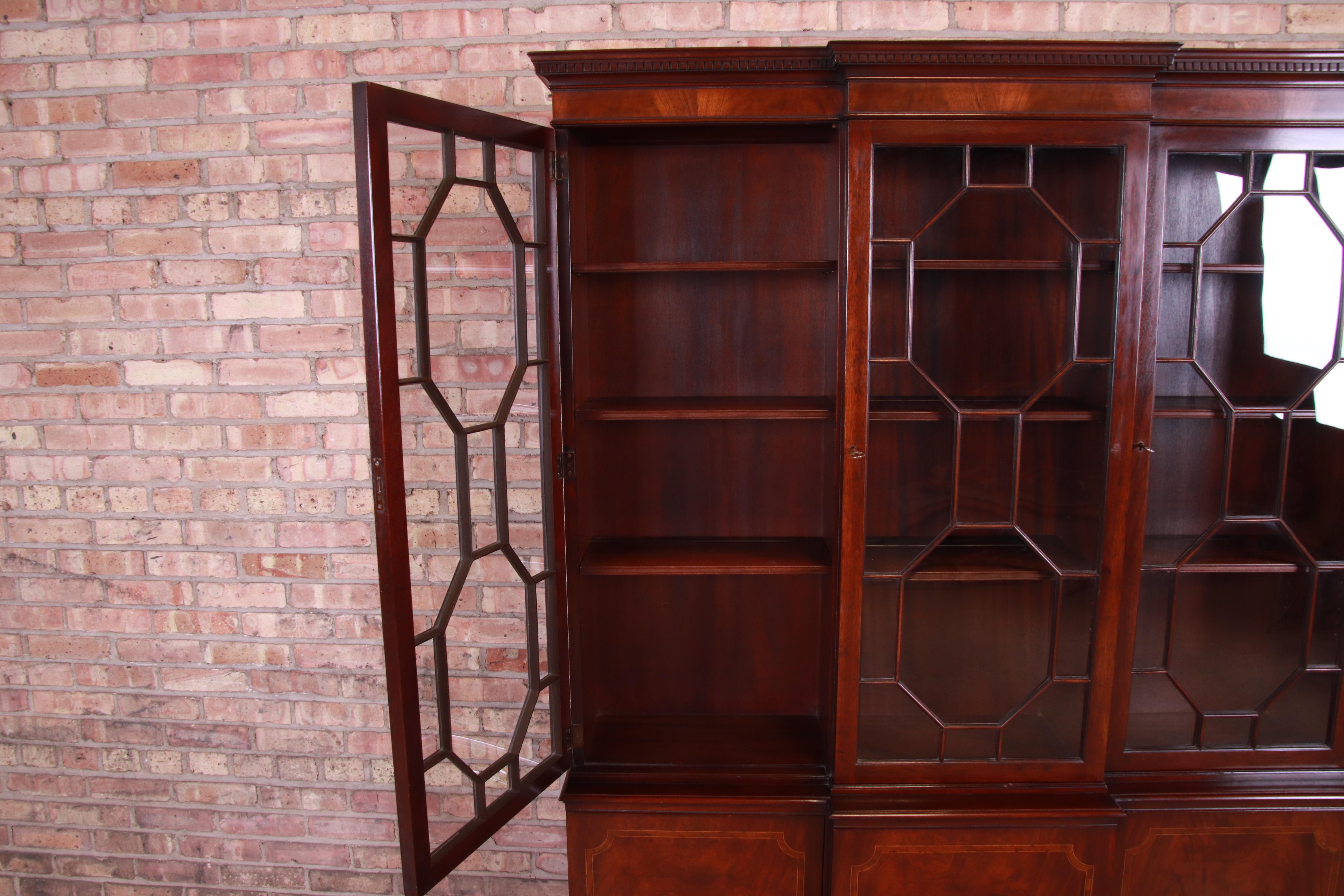 Baker Furniture Georgian Mahogany Breakfront Bookcase Cabinet, circa 1940s 2