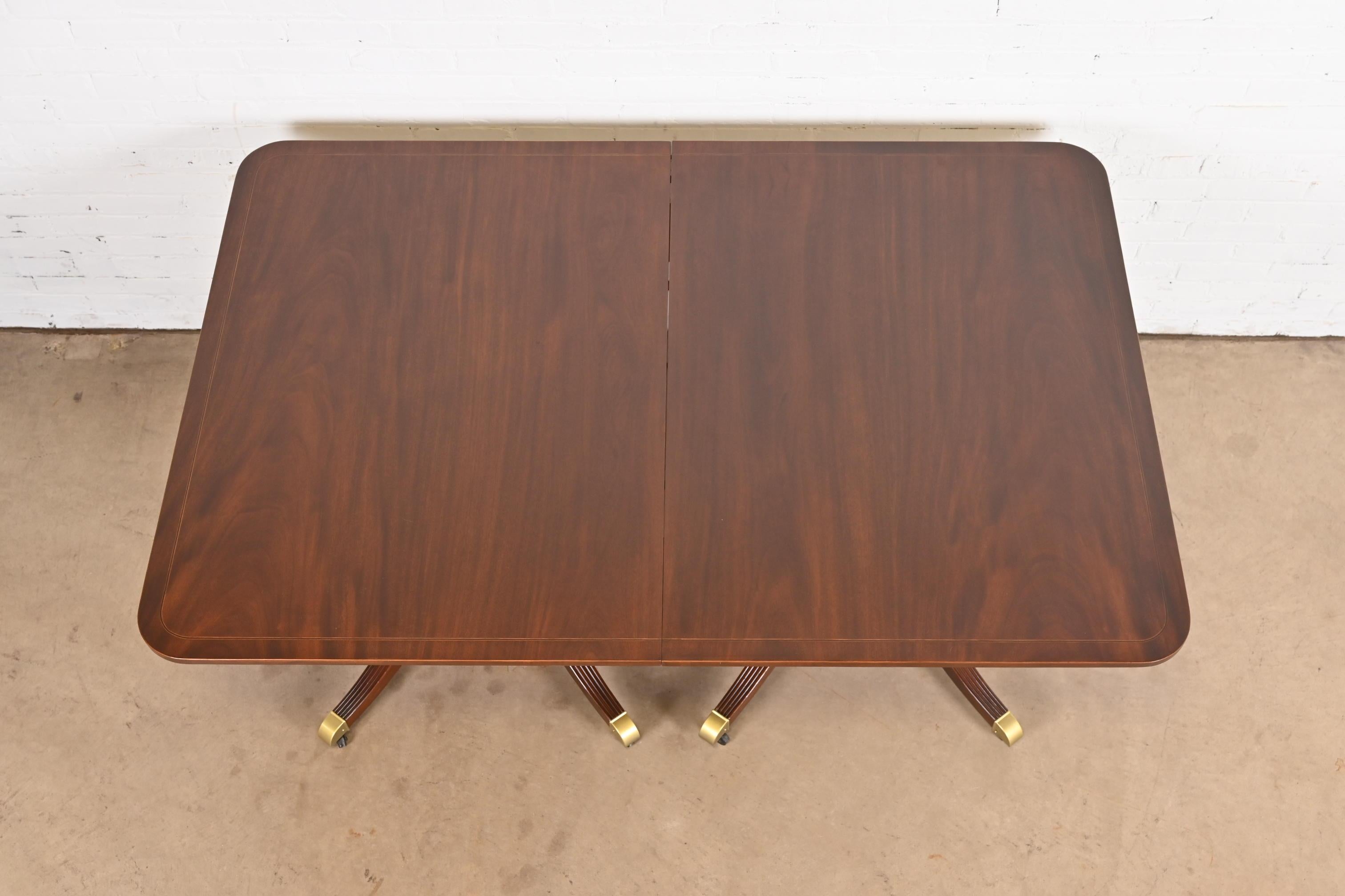 Table de salle à manger géorgienne à double piédestal en acajou de Baker Furniture, nouvellement revernie 5
