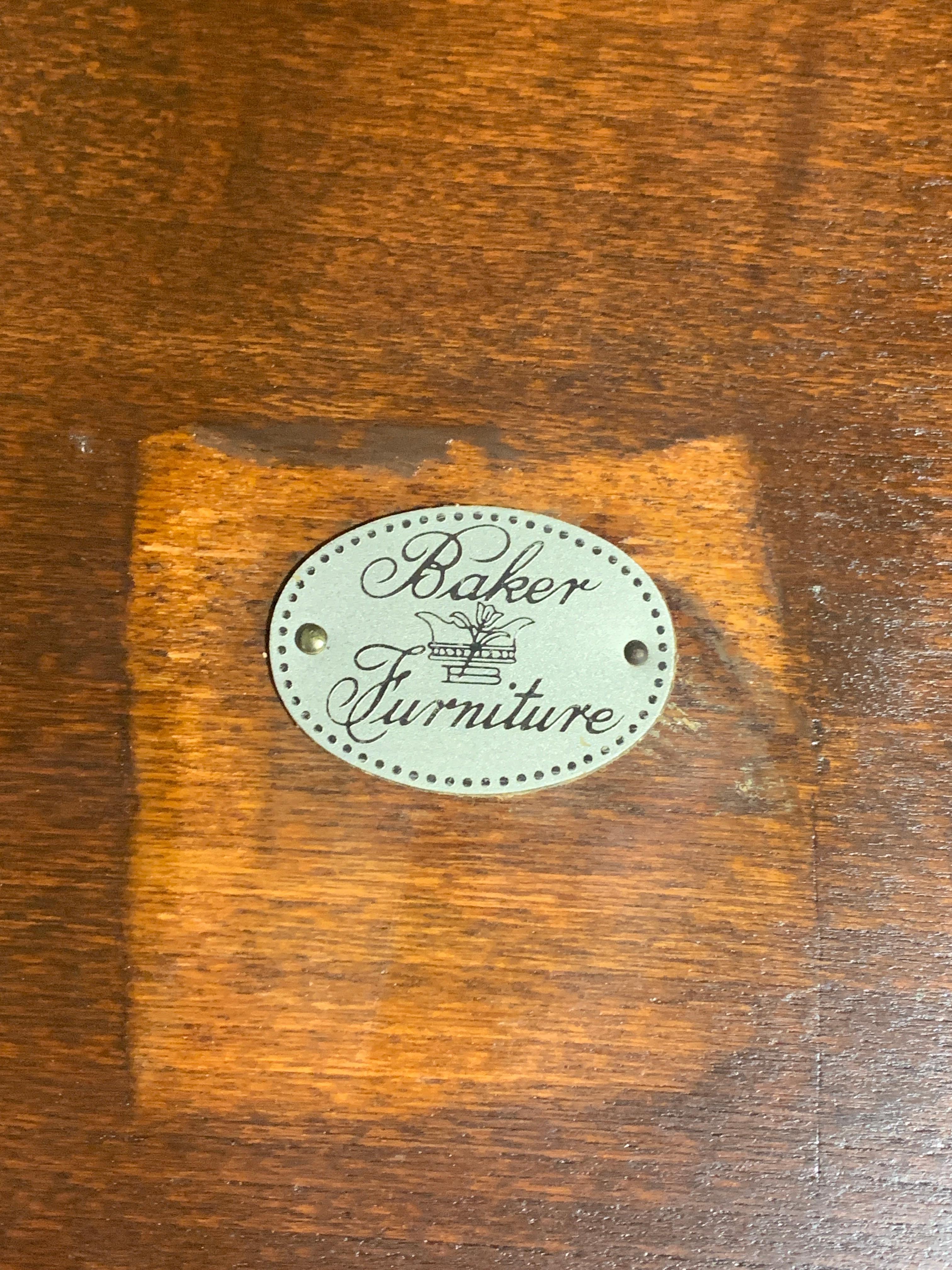 Table de salle à manger géorgienne à double piédestal en acajou de Baker Furniture, nouvellement revernie 9