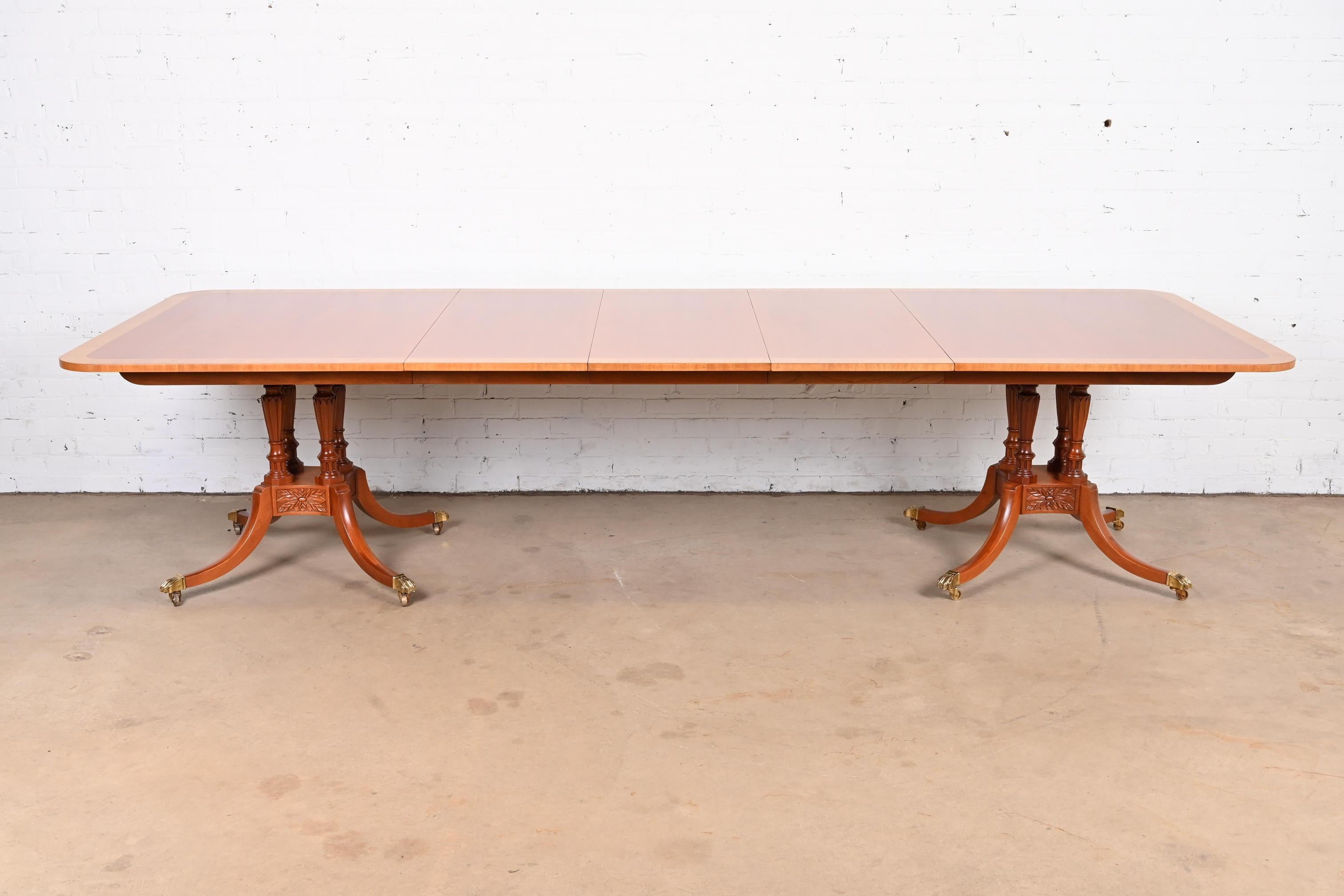 Exceptionnelle table de salle à manger à double piédestal de style Georgien ou Sheraton.

Par Baker Furniture, collection 