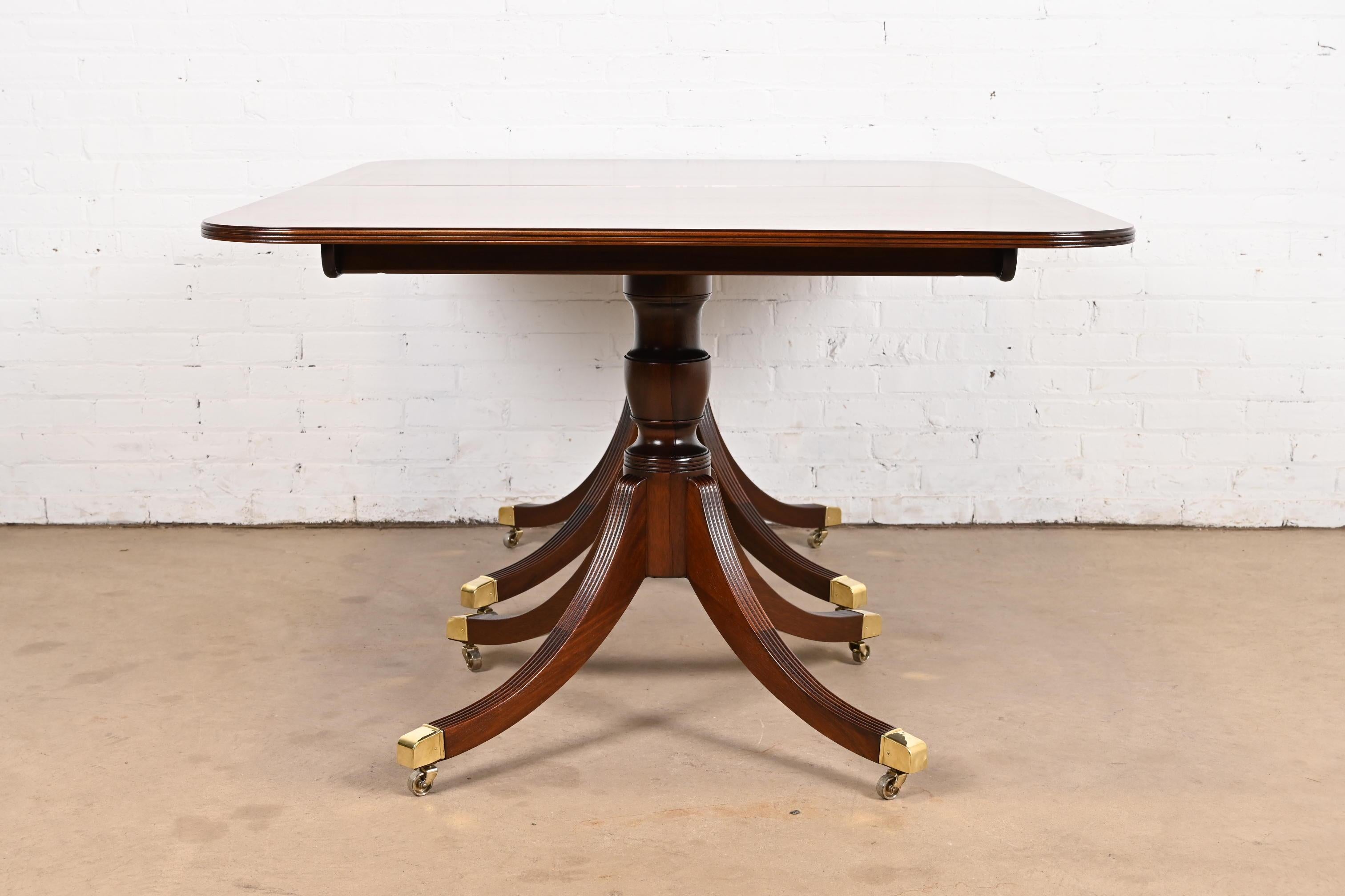 ausziehbarer Esstisch aus georgianischem Mahagoni mit doppeltem Sockel von Baker Furniture 3