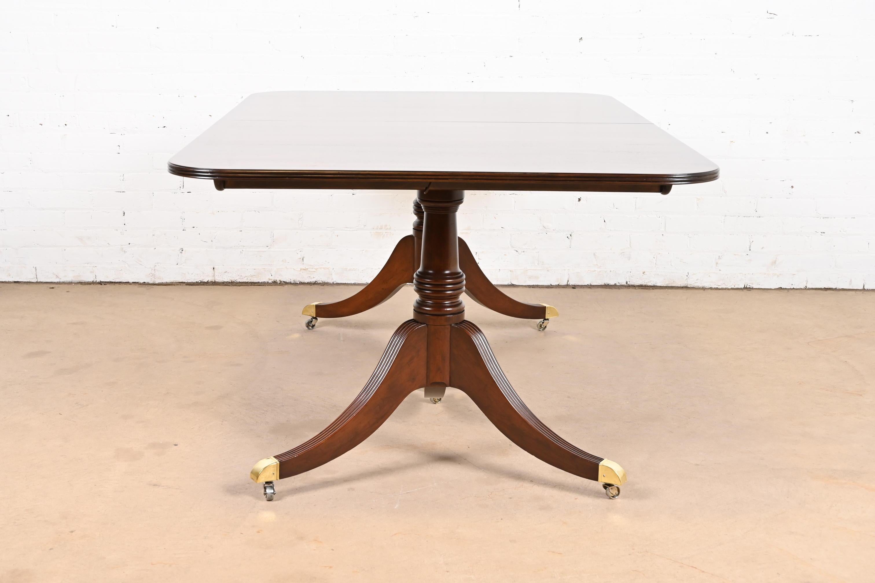 Baker Furniture Georgian Mahogany Double Pedestal Extension Dining Table (table à manger à rallonge) en vente 3