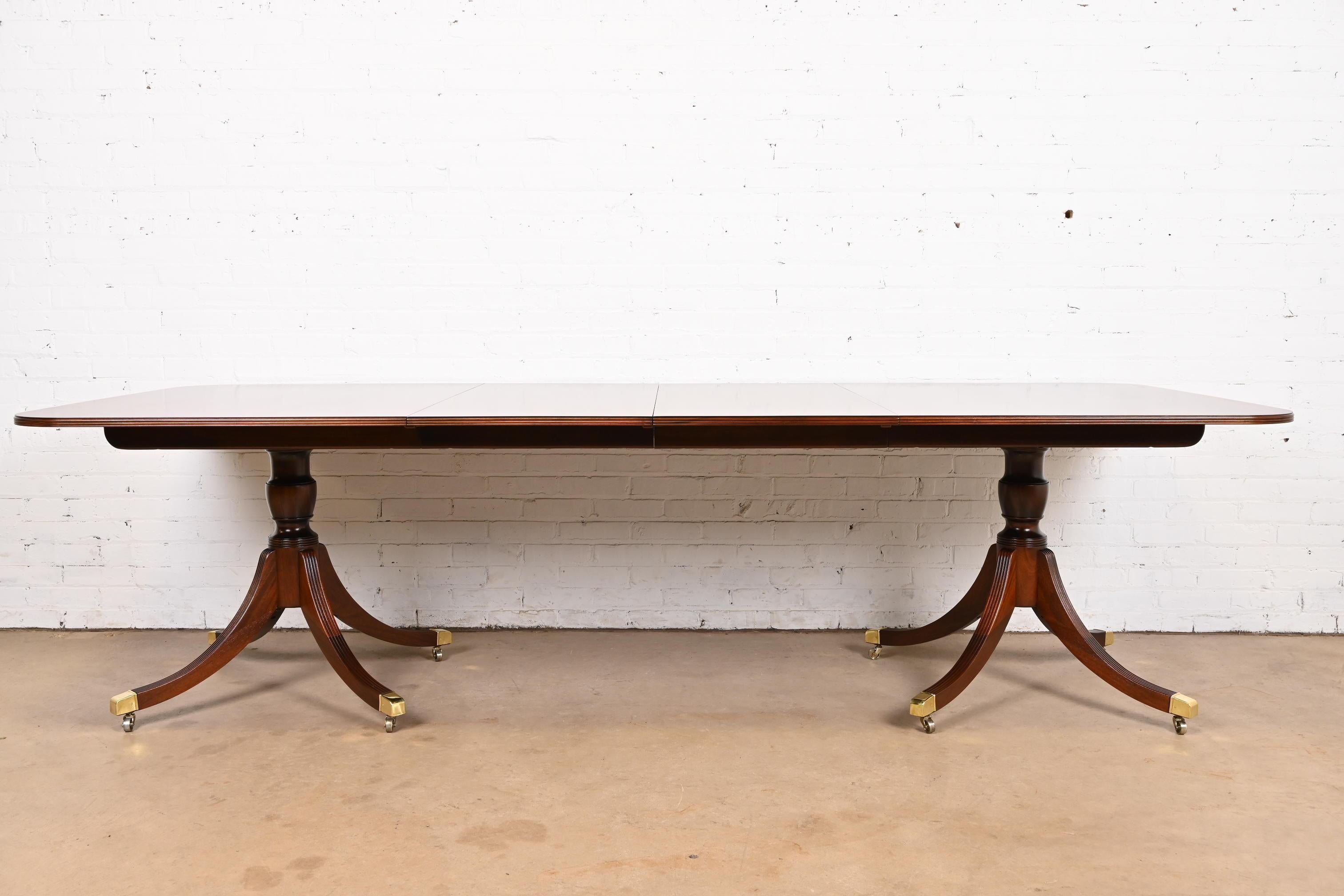 ausziehbarer Esstisch aus georgianischem Mahagoni mit doppeltem Sockel von Baker Furniture (Georgian)