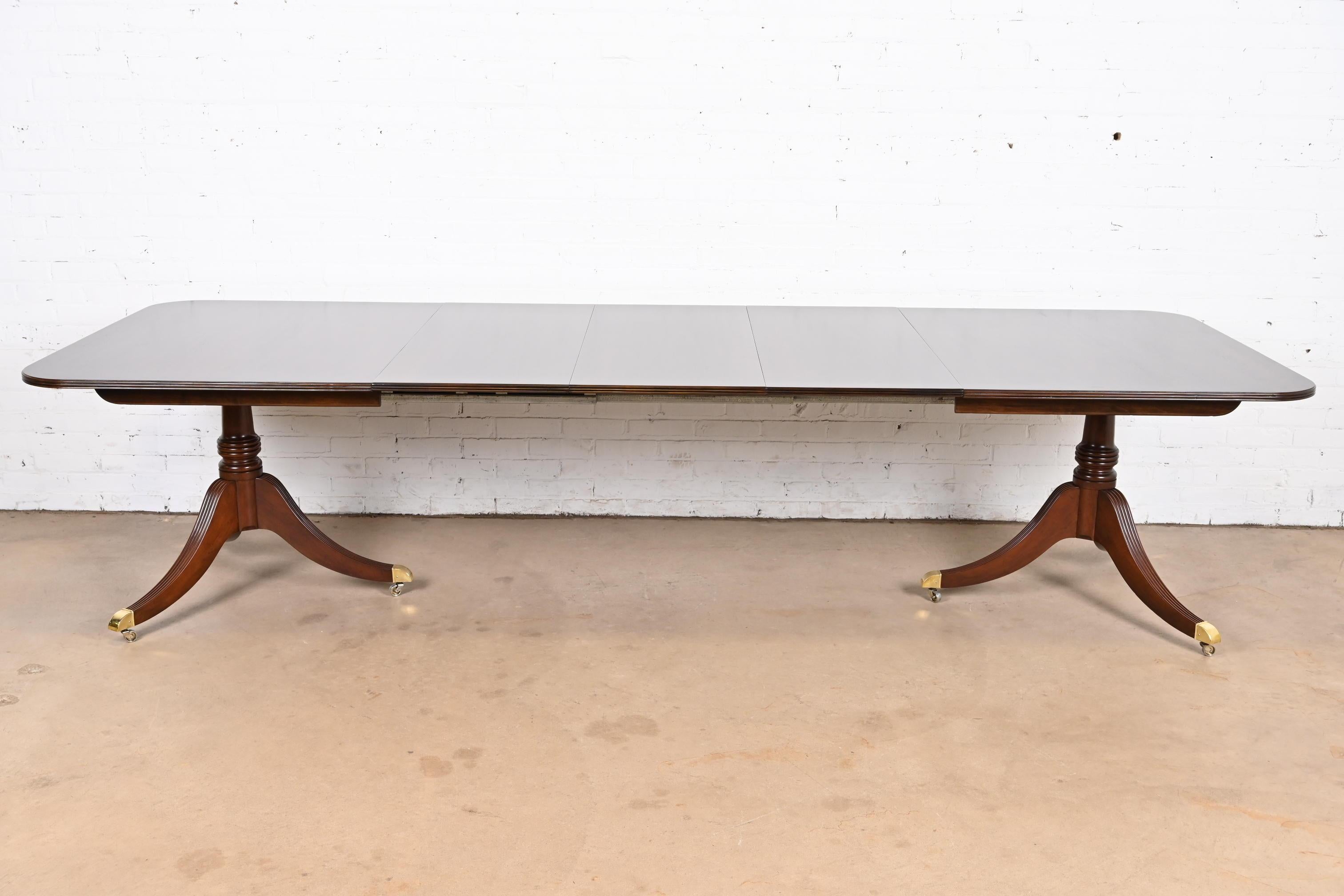 Georgien Baker Furniture Georgian Mahogany Double Pedestal Extension Dining Table (table à manger à rallonge) en vente