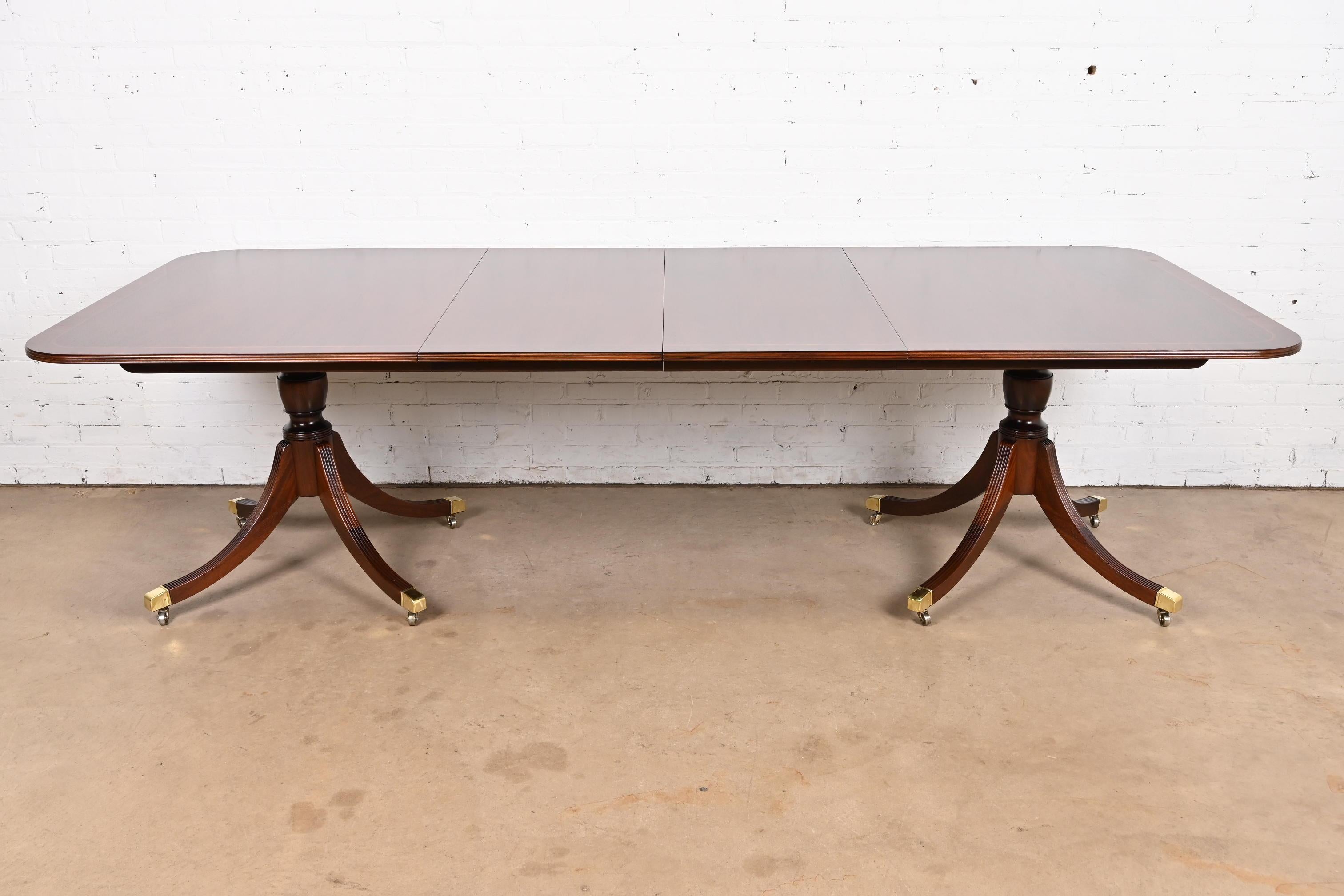 ausziehbarer Esstisch aus georgianischem Mahagoni mit doppeltem Sockel von Baker Furniture (amerikanisch)