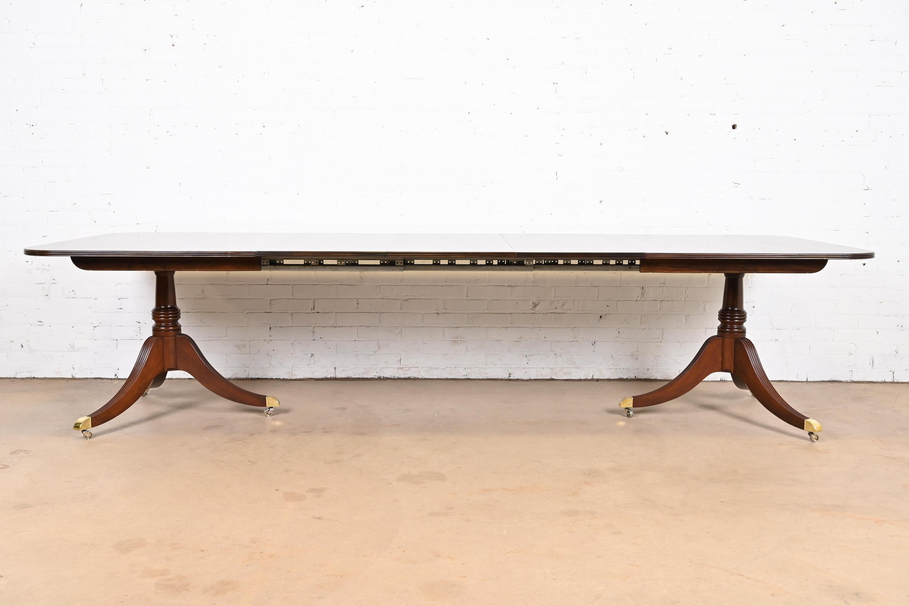 Américain Baker Furniture Georgian Mahogany Double Pedestal Extension Dining Table (table à manger à rallonge) en vente