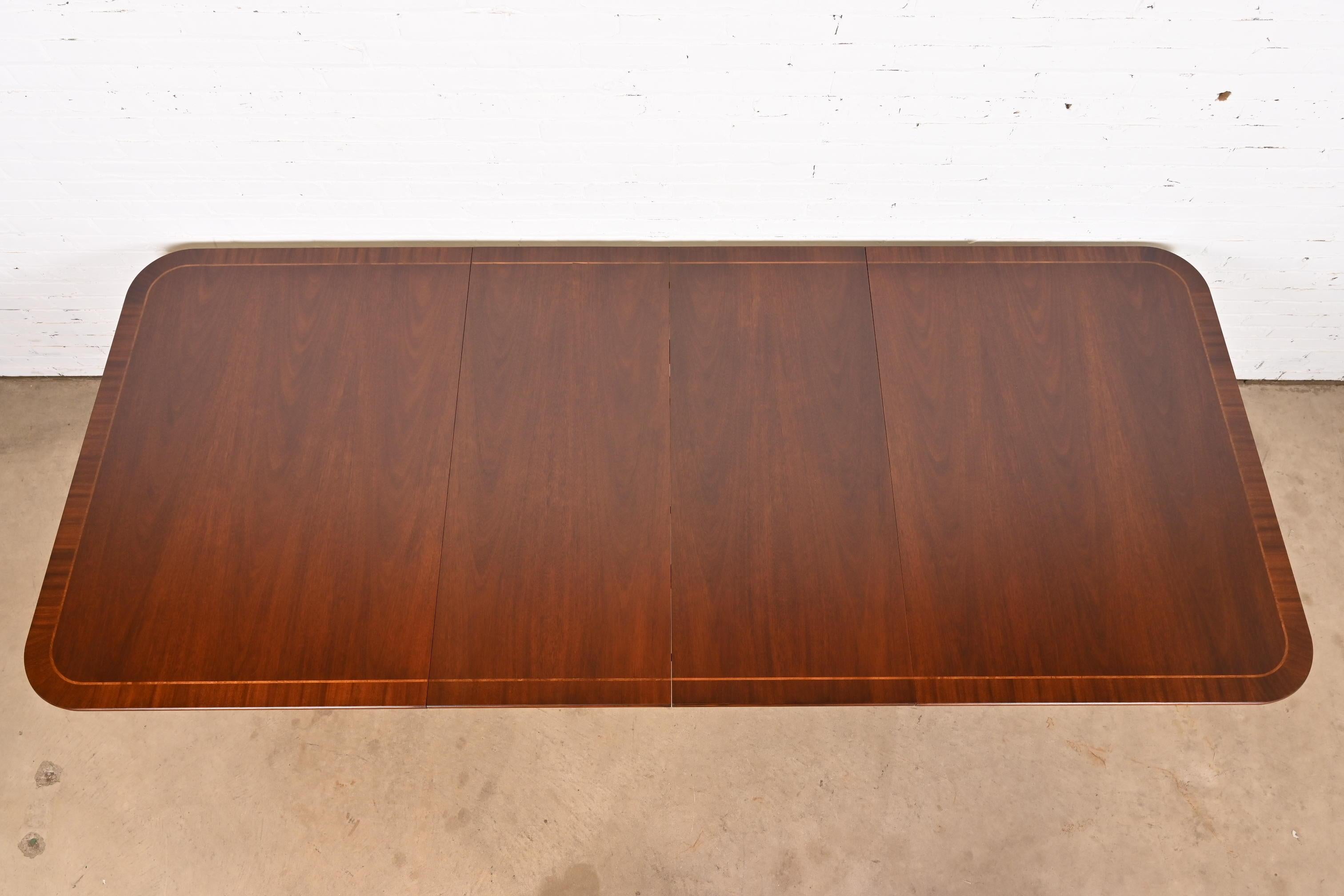 ausziehbarer Esstisch aus georgianischem Mahagoni mit doppeltem Sockel von Baker Furniture im Zustand „Gut“ in South Bend, IN