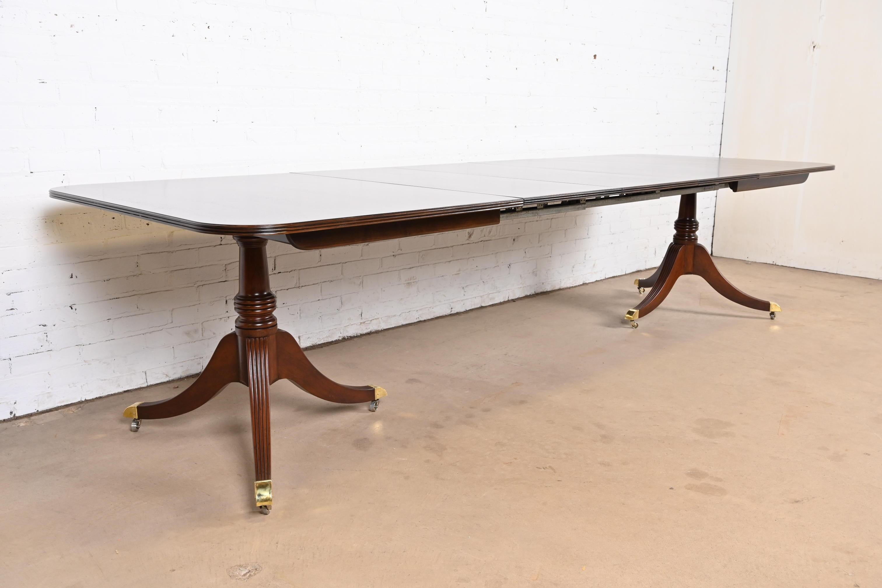 Baker Furniture Georgian Mahogany Double Pedestal Extension Dining Table (table à manger à rallonge) Bon état - En vente à South Bend, IN