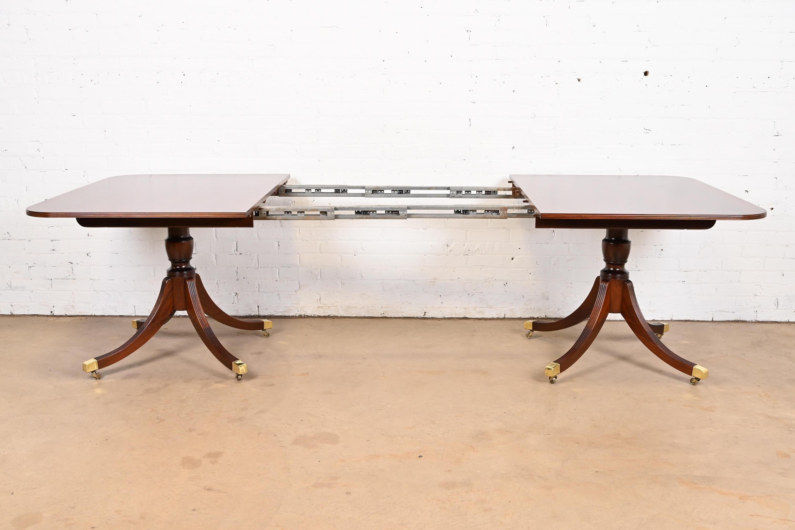ausziehbarer Esstisch aus georgianischem Mahagoni mit doppeltem Sockel von Baker Furniture (Ende des 20. Jahrhunderts)