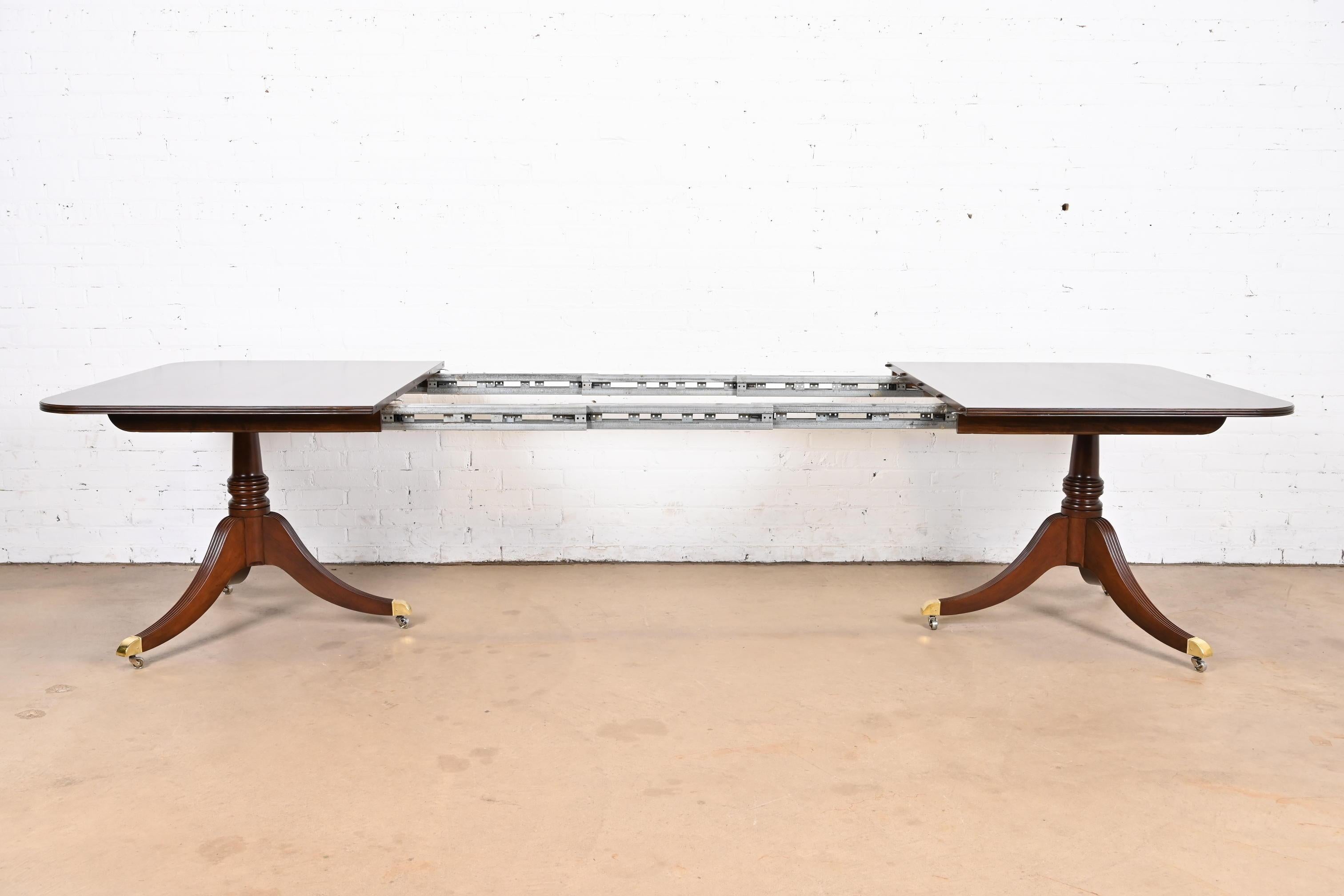 Fin du 20e siècle Baker Furniture Georgian Mahogany Double Pedestal Extension Dining Table (table à manger à rallonge) en vente