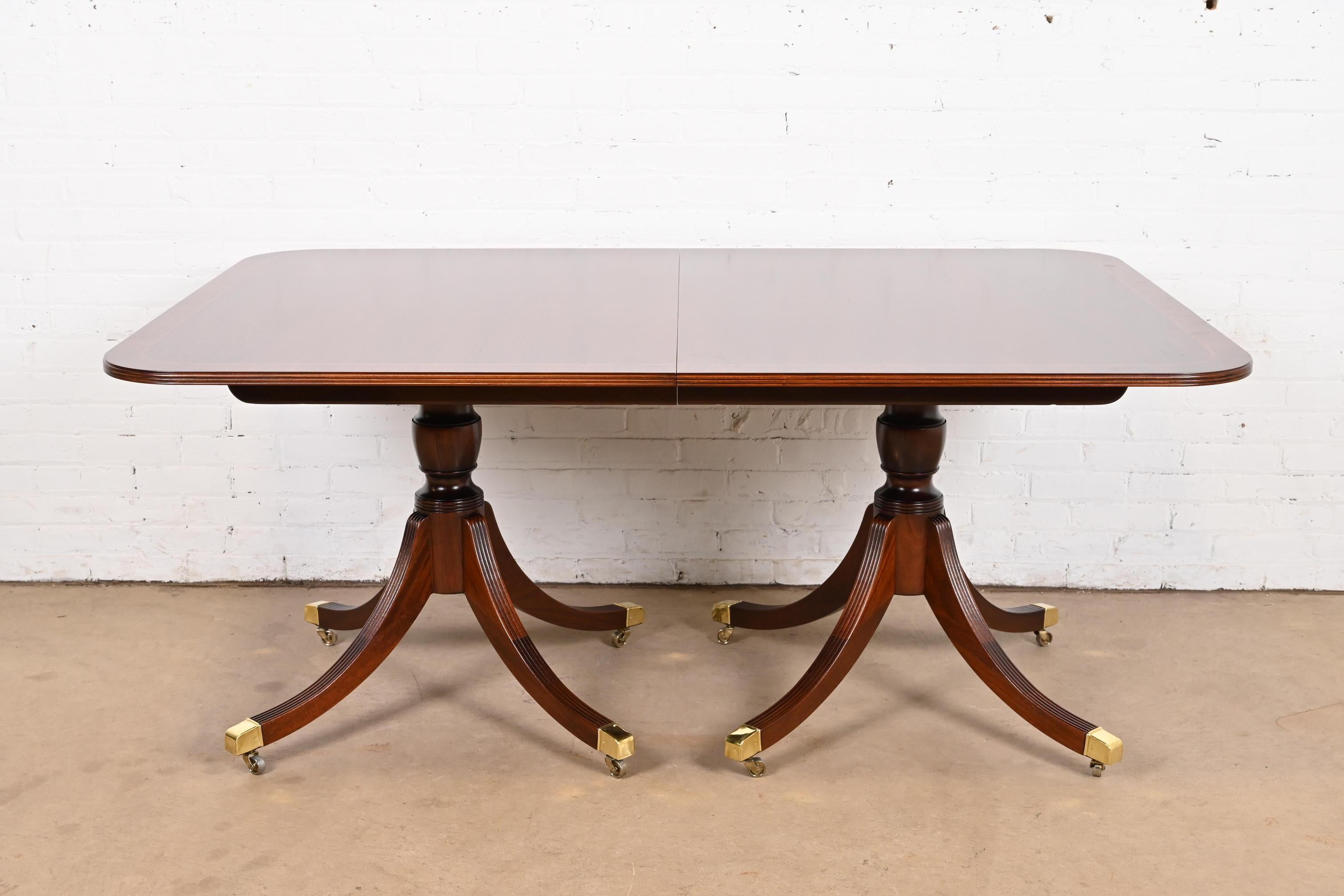 ausziehbarer Esstisch aus georgianischem Mahagoni mit doppeltem Sockel von Baker Furniture (Messing)