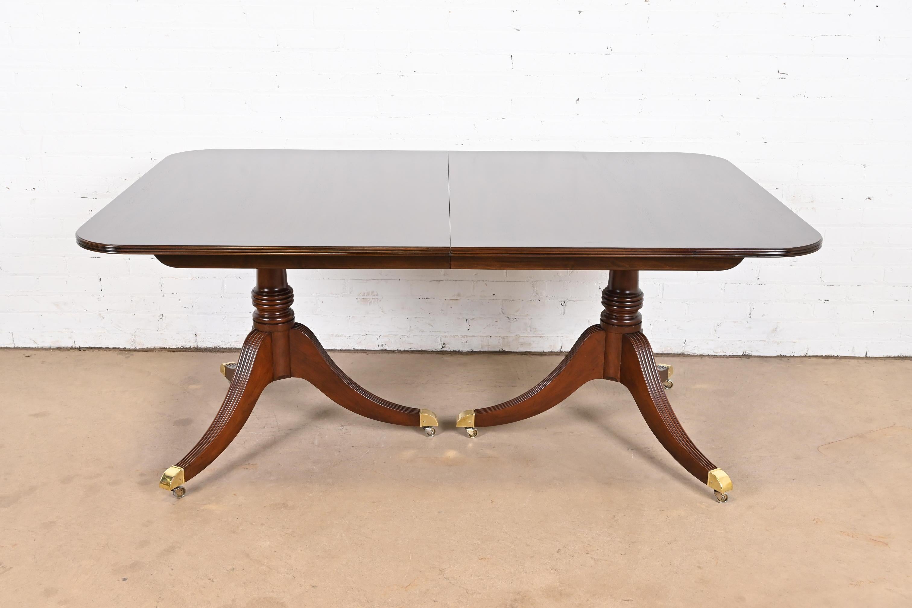 Laiton Baker Furniture Georgian Mahogany Double Pedestal Extension Dining Table (table à manger à rallonge) en vente
