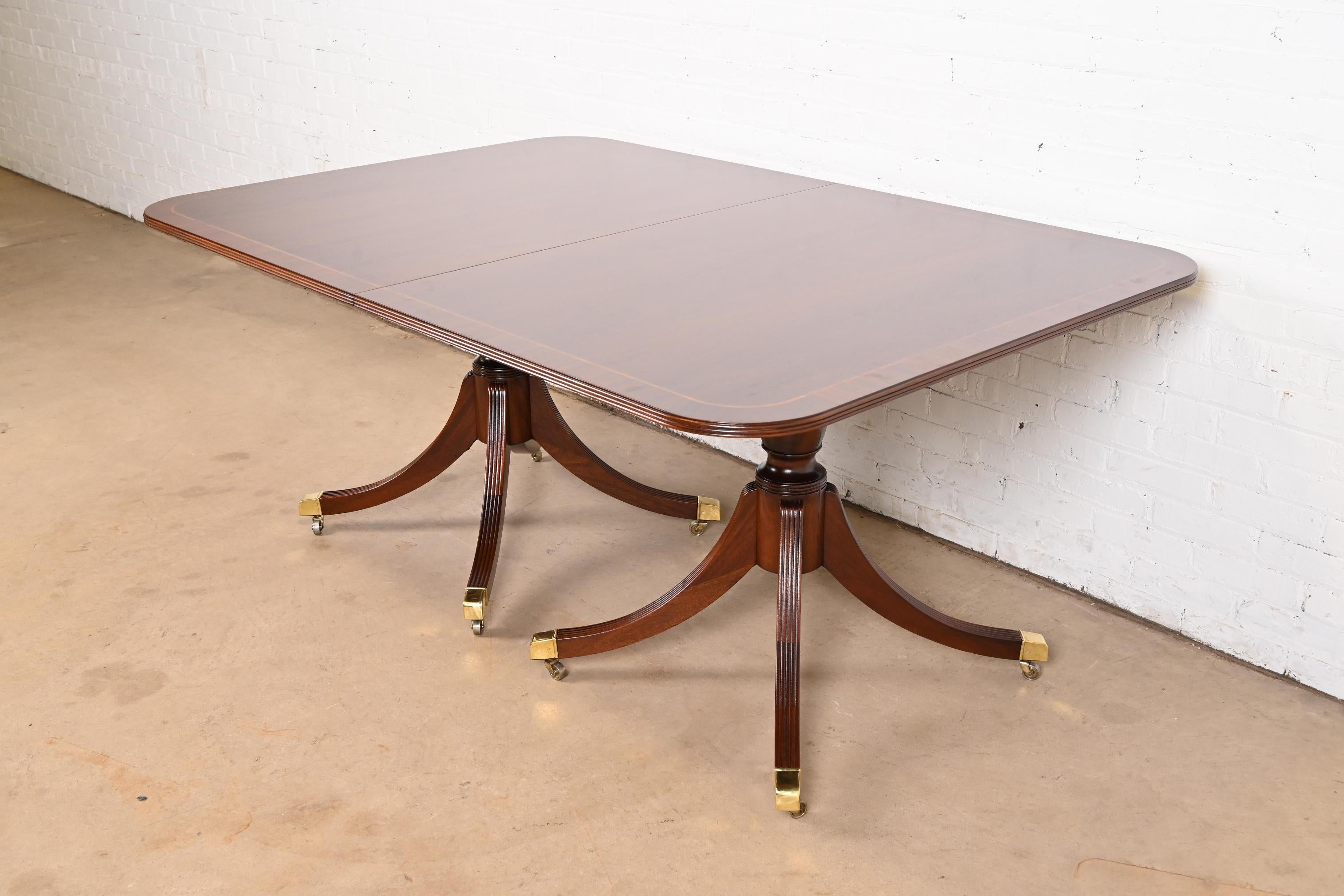 ausziehbarer Esstisch aus georgianischem Mahagoni mit doppeltem Sockel von Baker Furniture 1