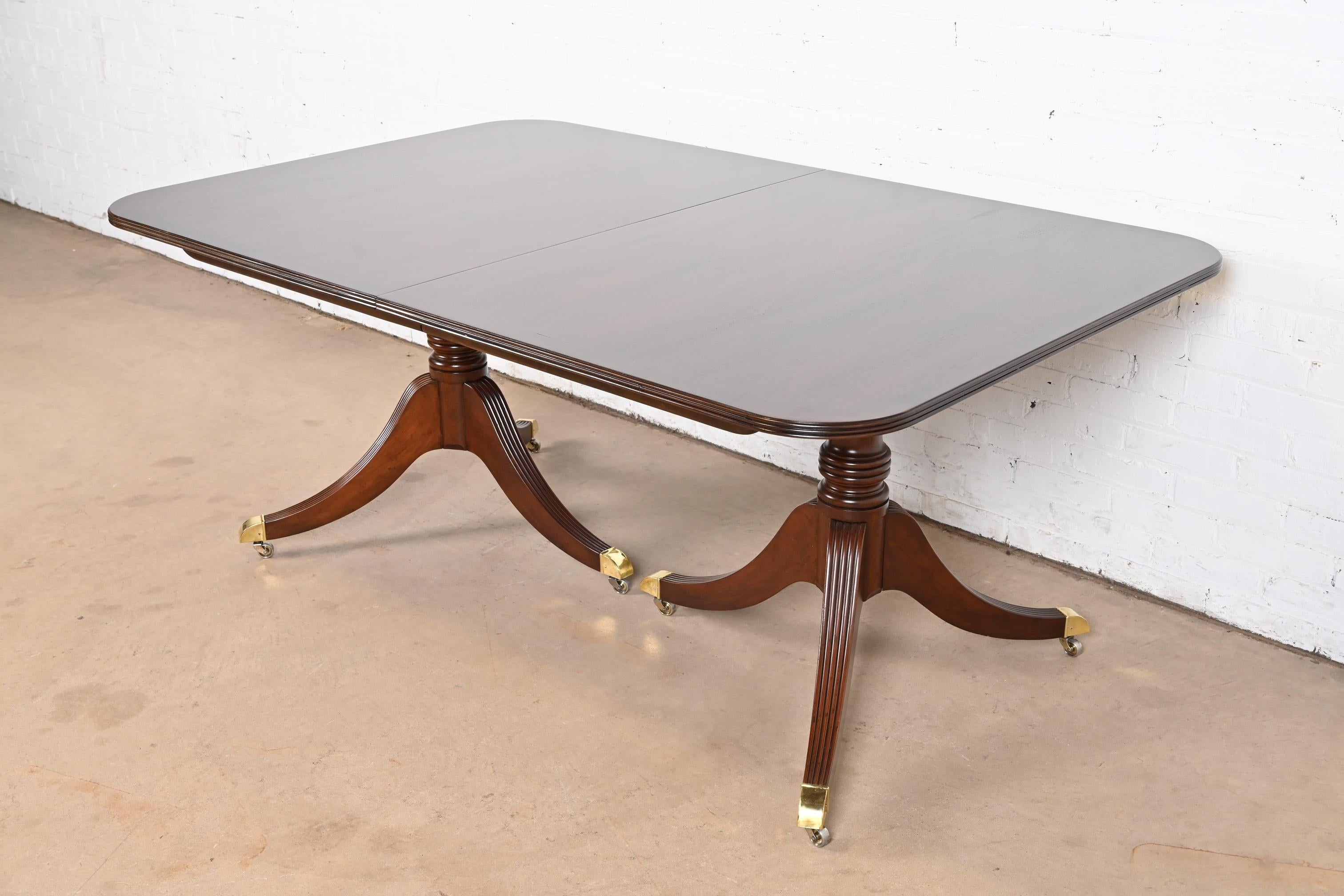 Baker Furniture Georgian Mahogany Double Pedestal Extension Dining Table (table à manger à rallonge) en vente 1