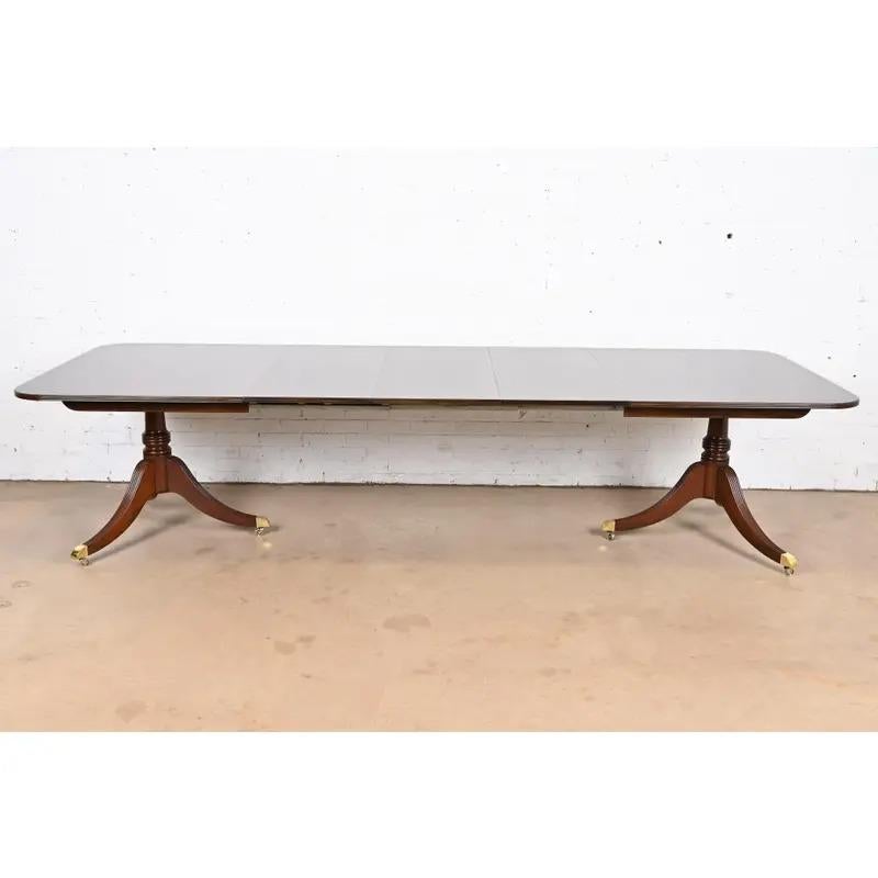 Georgien Baker Furniture Georgian Mahogany Extension Dining Table, Newly Refinished en vente