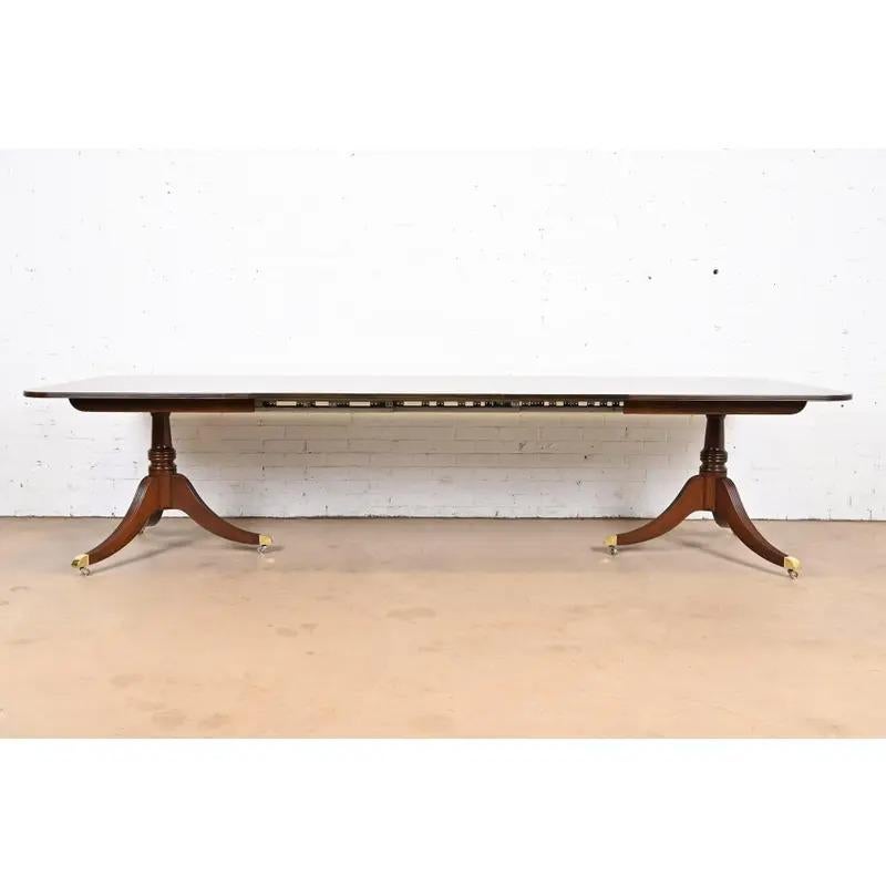 Américain Baker Furniture Georgian Mahogany Extension Dining Table, Newly Refinished en vente