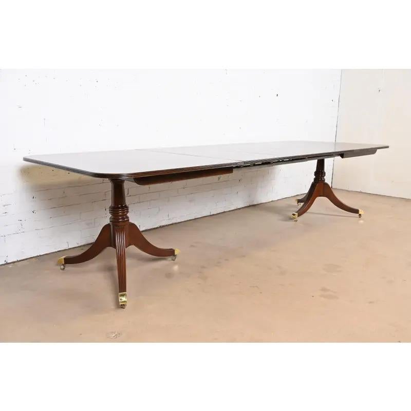 Baker Furniture Georgian Mahogany Extension Dining Table, Newly Refinished Bon état - En vente à South Bend, IN