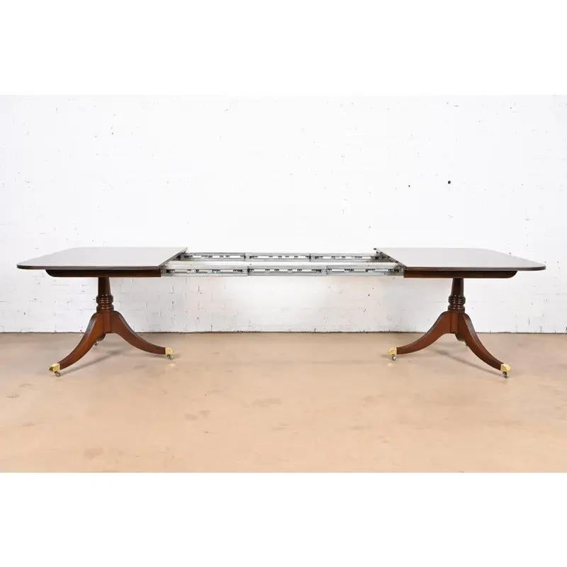Fin du 20e siècle Baker Furniture Georgian Mahogany Extension Dining Table, Newly Refinished en vente