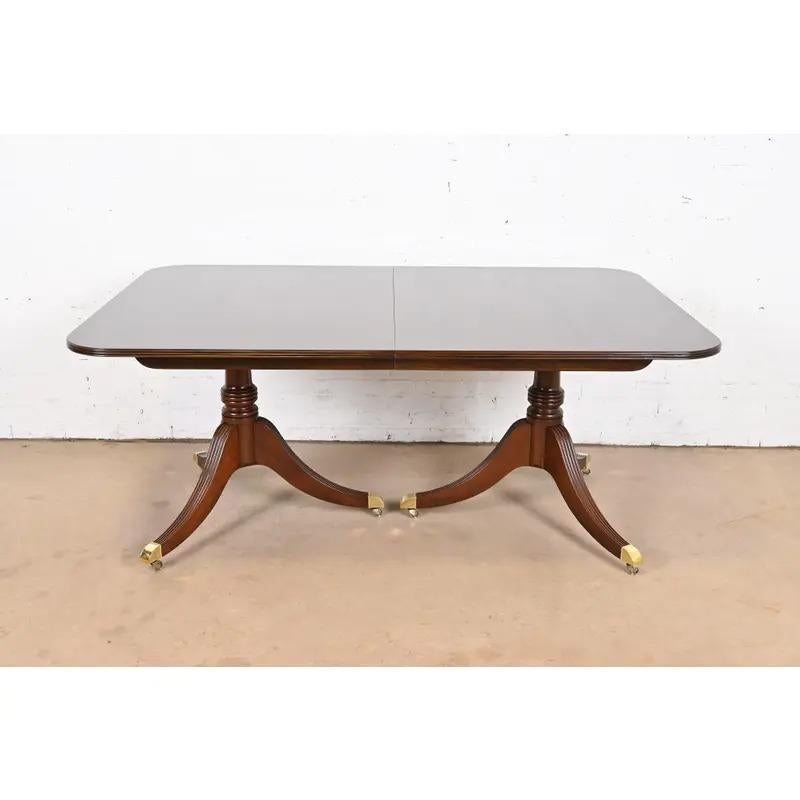 Laiton Baker Furniture Georgian Mahogany Extension Dining Table, Newly Refinished en vente