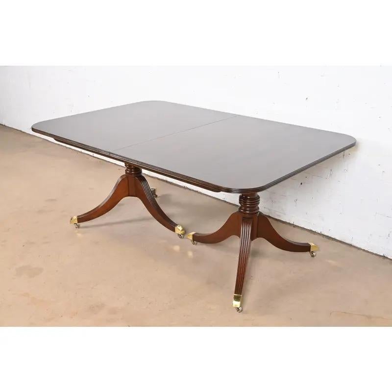 Baker Furniture Georgian Mahogany Extension Dining Table, Newly Refinished en vente 1