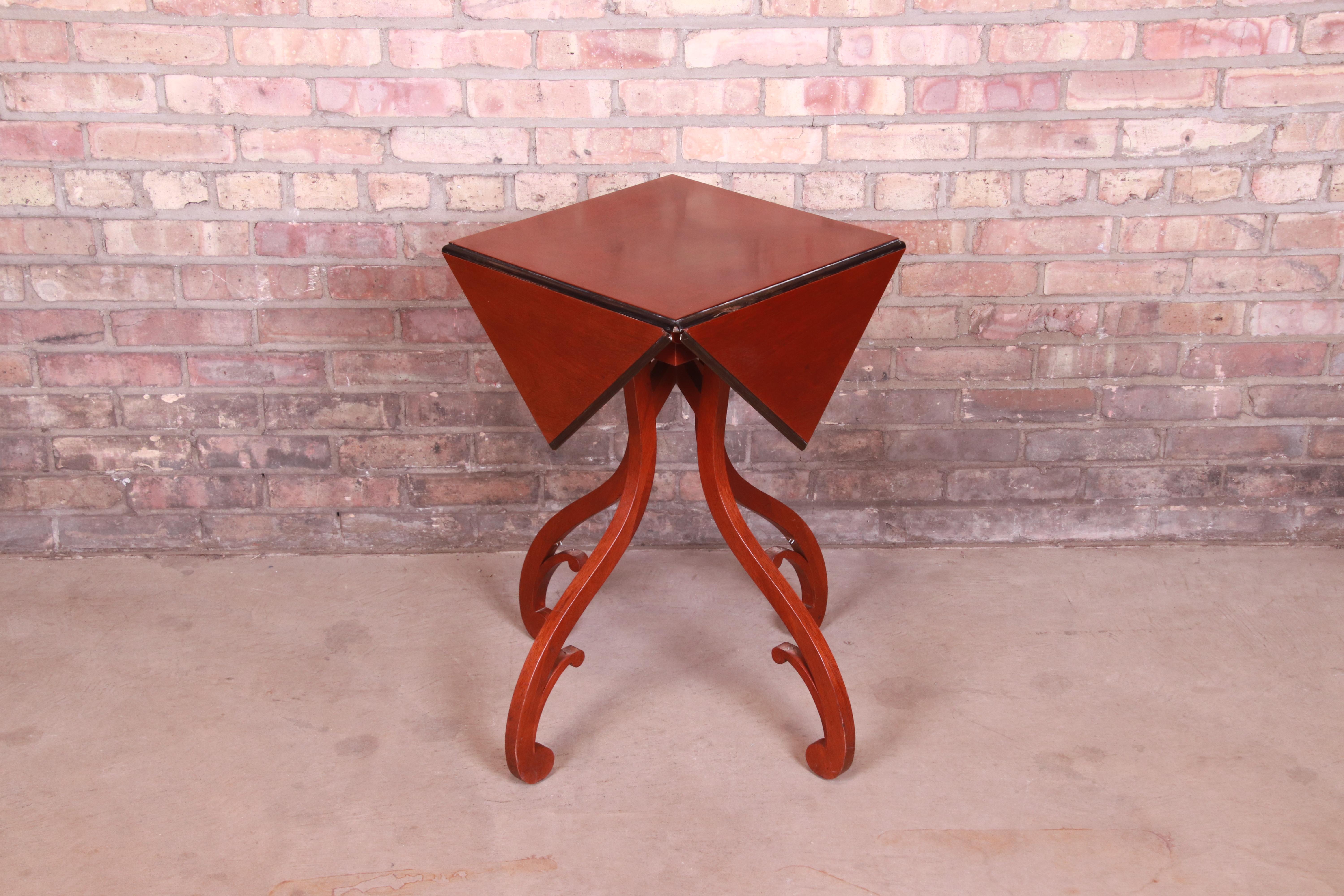 A gorgeous Georgian mahogany handkerchief tea table or occasional side table

By Baker Furniture

USA, Late 20th Century

Measures: 23.75