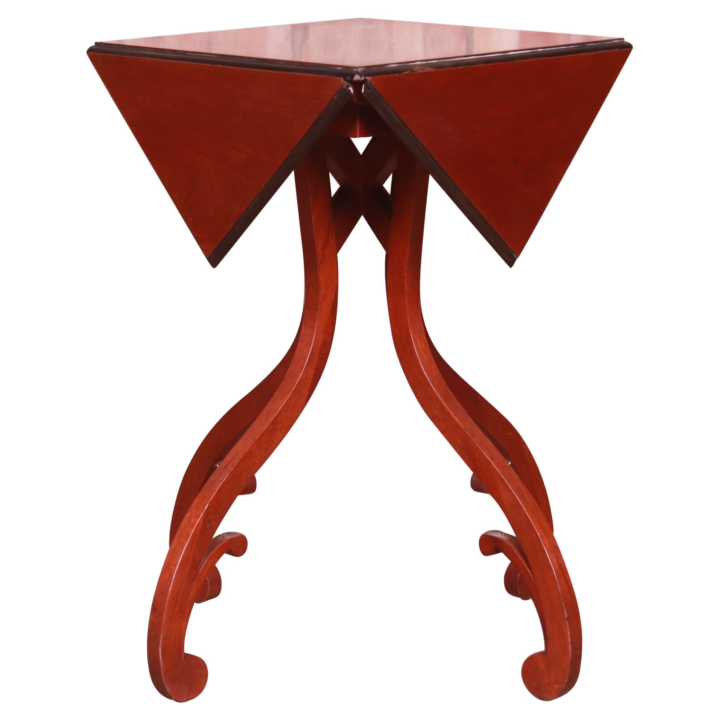 Mesa Auxiliar Georgiana de Caoba con Pañuelo y Hoja Caída Baker Furniture